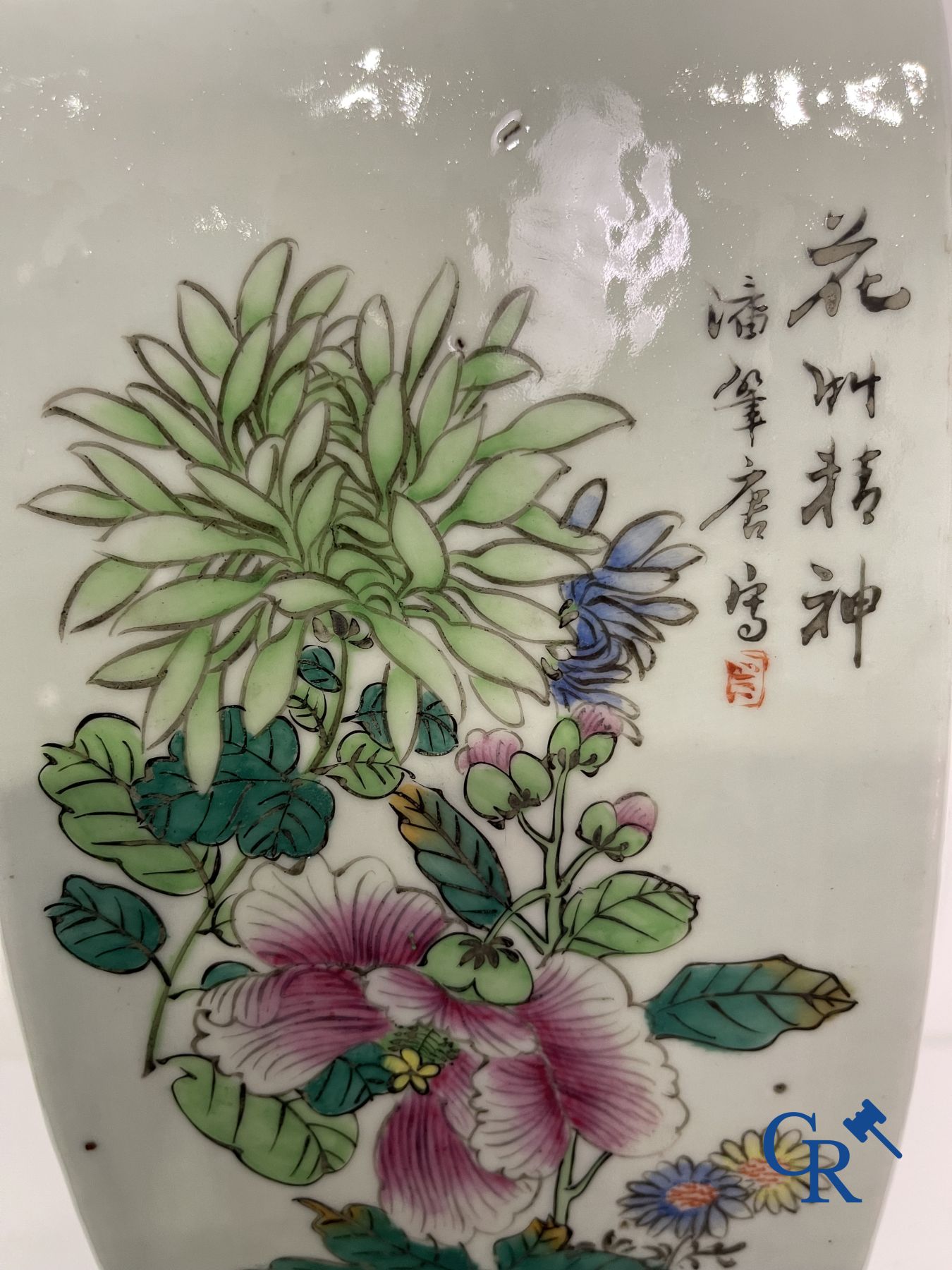 Art Asiatique: Porcelaine chinoise. Un vase chinois hexagonal de la famille rose avec des sages. 19/20ème siècle.