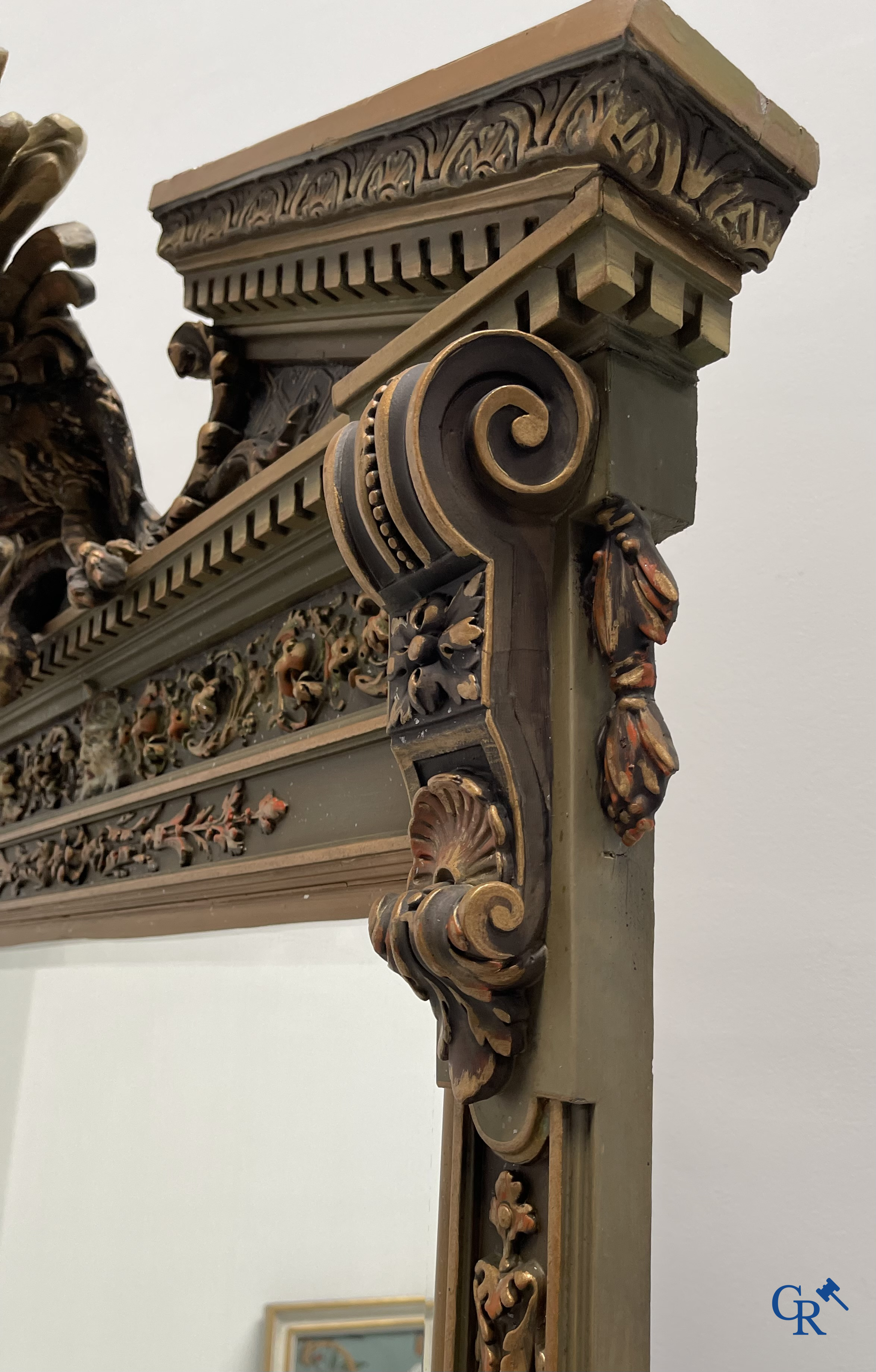 Un grand miroir de cheminée patiné avec un dragon. Vers 1900.