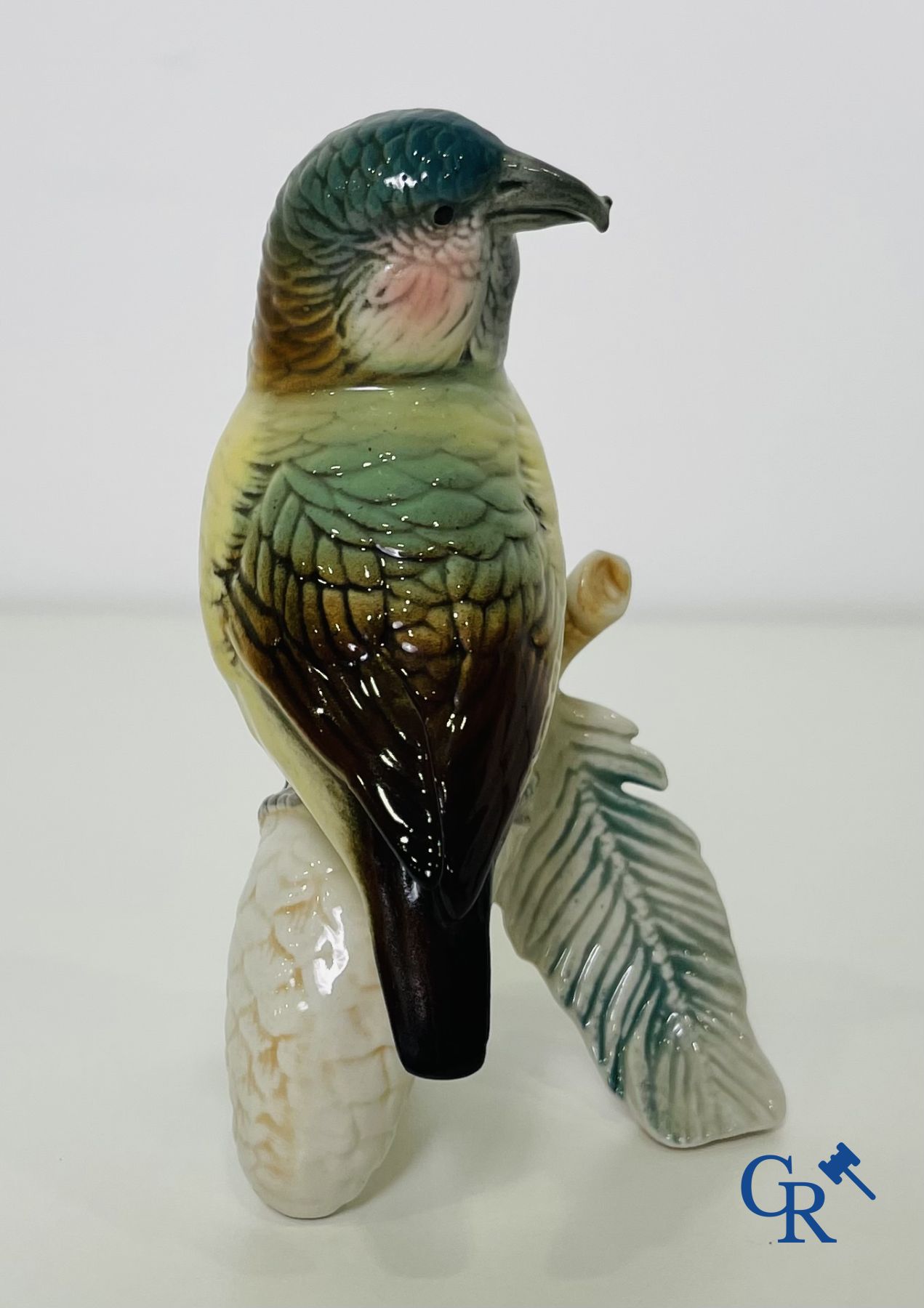 Een kavel van 4 vogels in Duits porselein en Italiaanse faience.