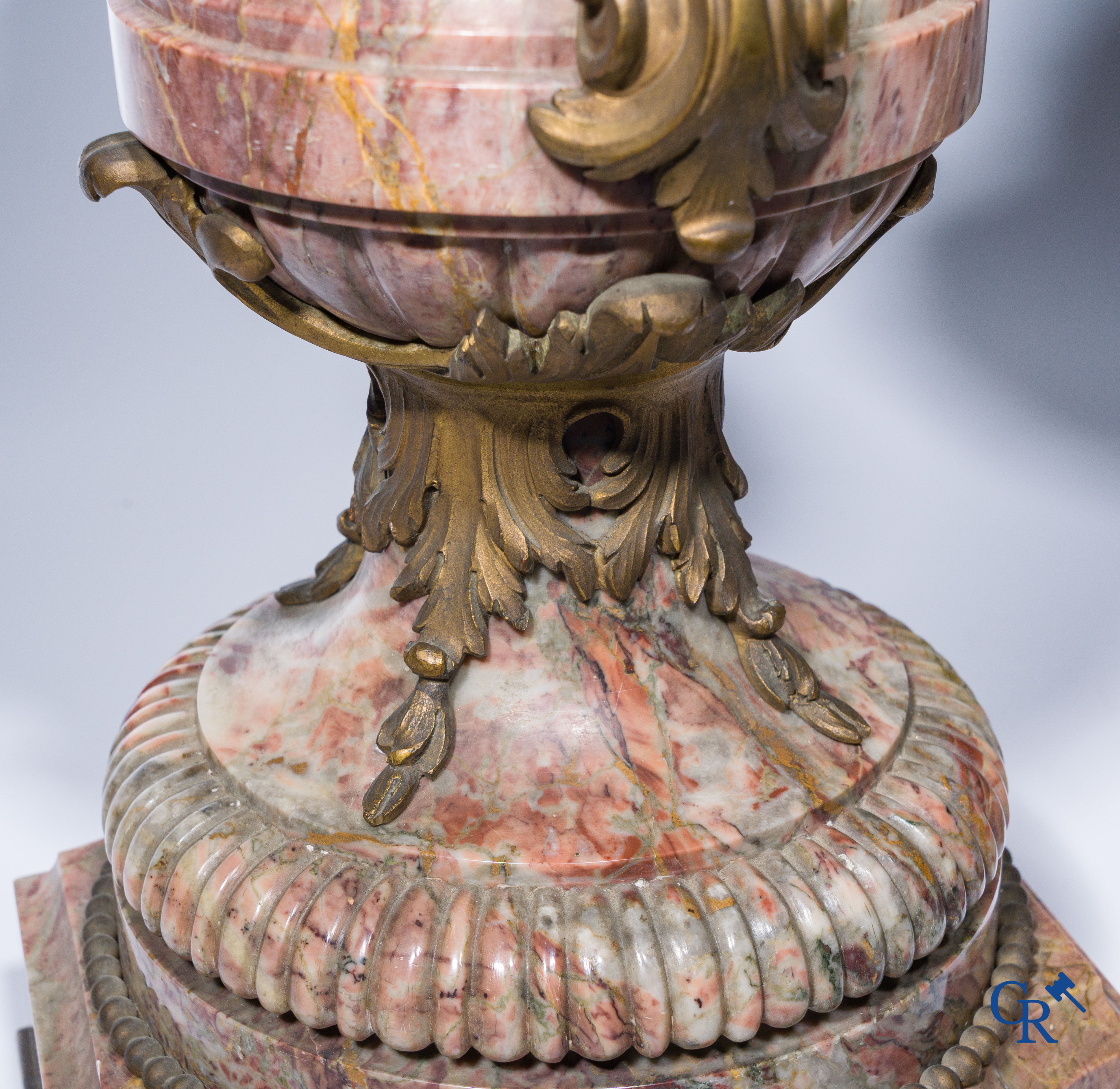 Uitzonderlijk paar cassolettes in fijn gesculpteerde marmer met bronzen monturen. LXVI-Stijl.