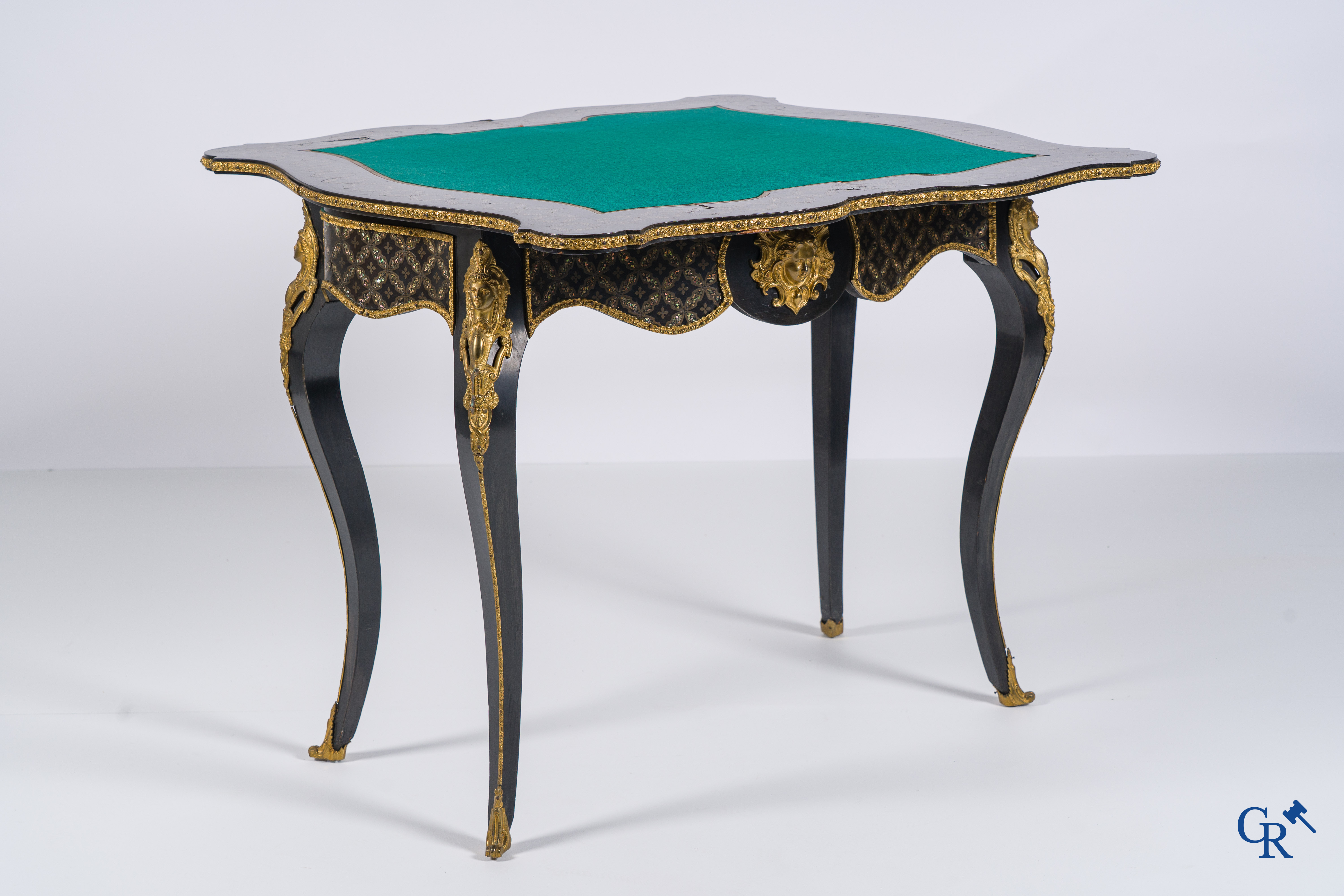 Une table à jeu avec des bronzes finement ciselés et dorés avec du marquetterie de cuivre et de nacre. Circa 1880.