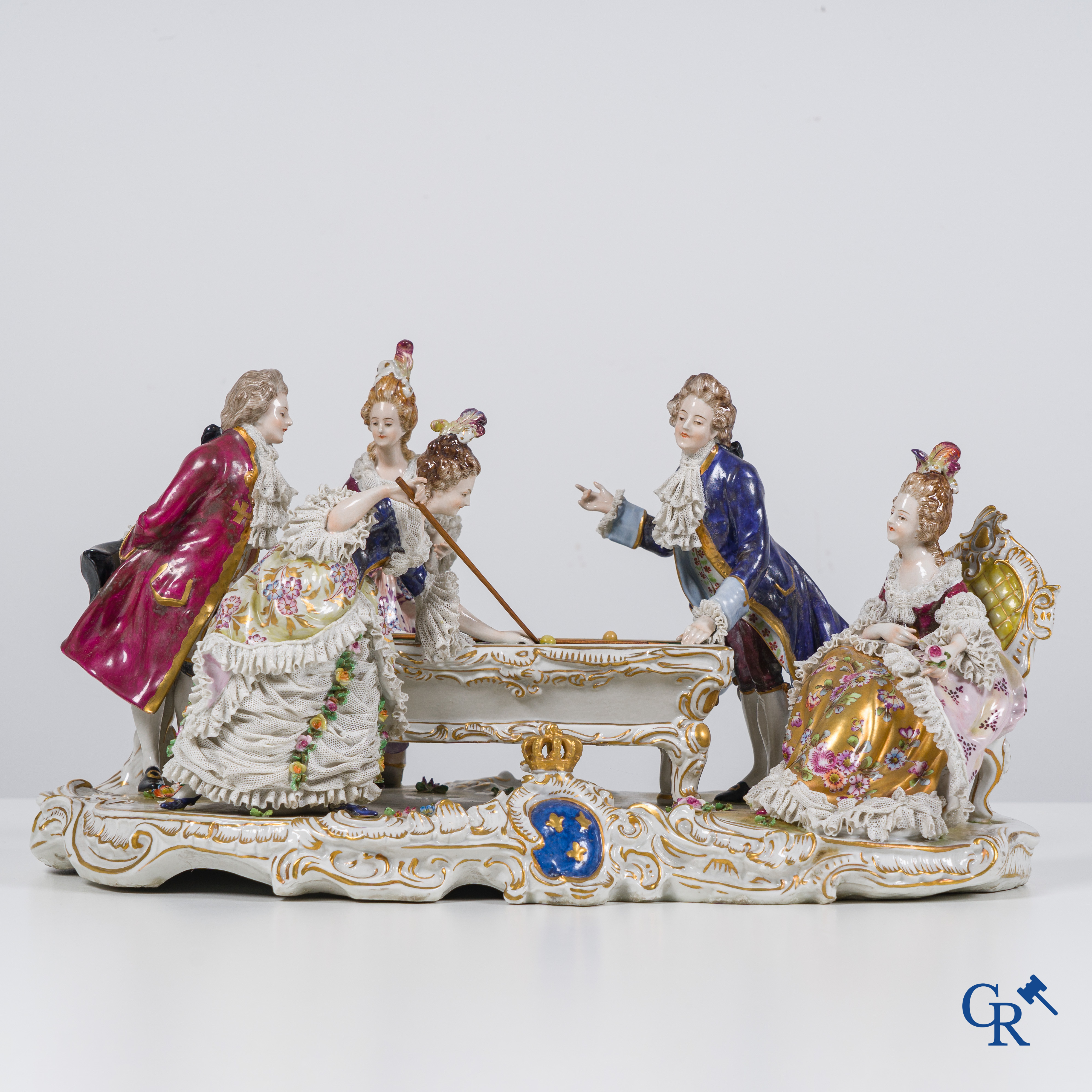 Volkstedt Rudolstadt: Porcelaine européenne. Grand groupe en porcelaine en dentelle avec 5 personnages autour d'une table de billard.