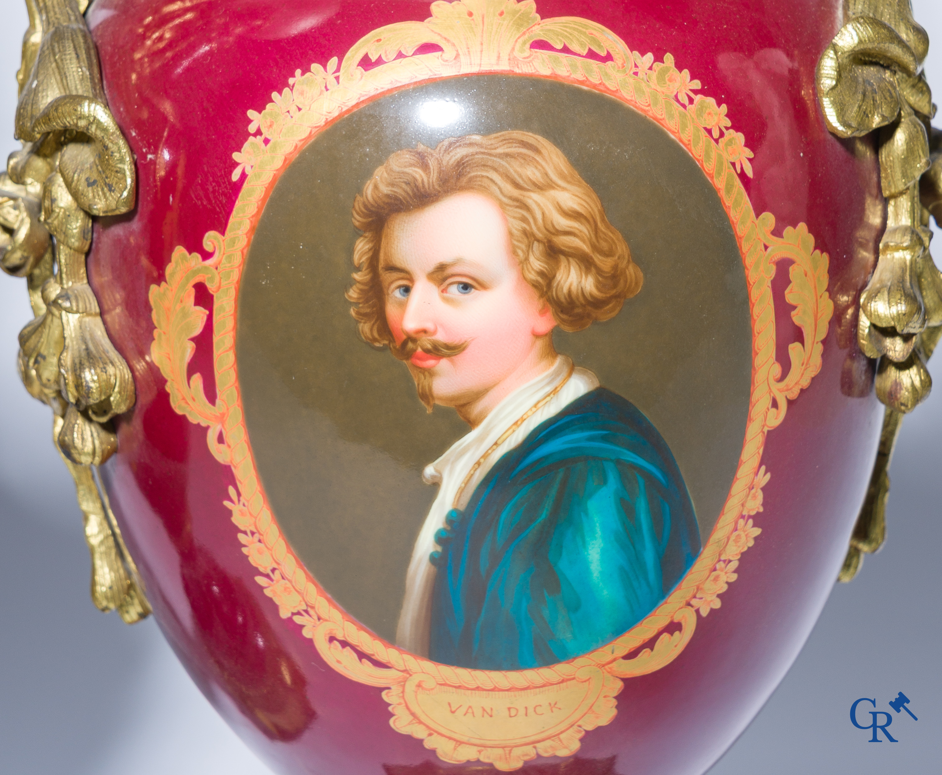 Een paar uitzonderlijke petroleumlampen in porselein en brons met fijn beschilderde portretten. Napoleon III-Periode.