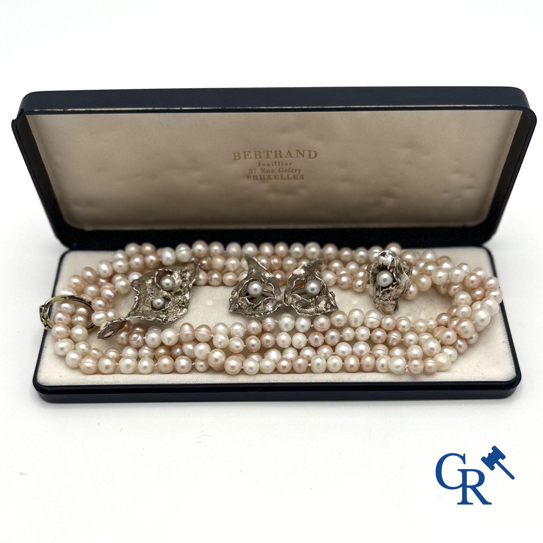 Jewellery: Lot consisting of a necklace in pearls and an ensemble in silver (925°/00)