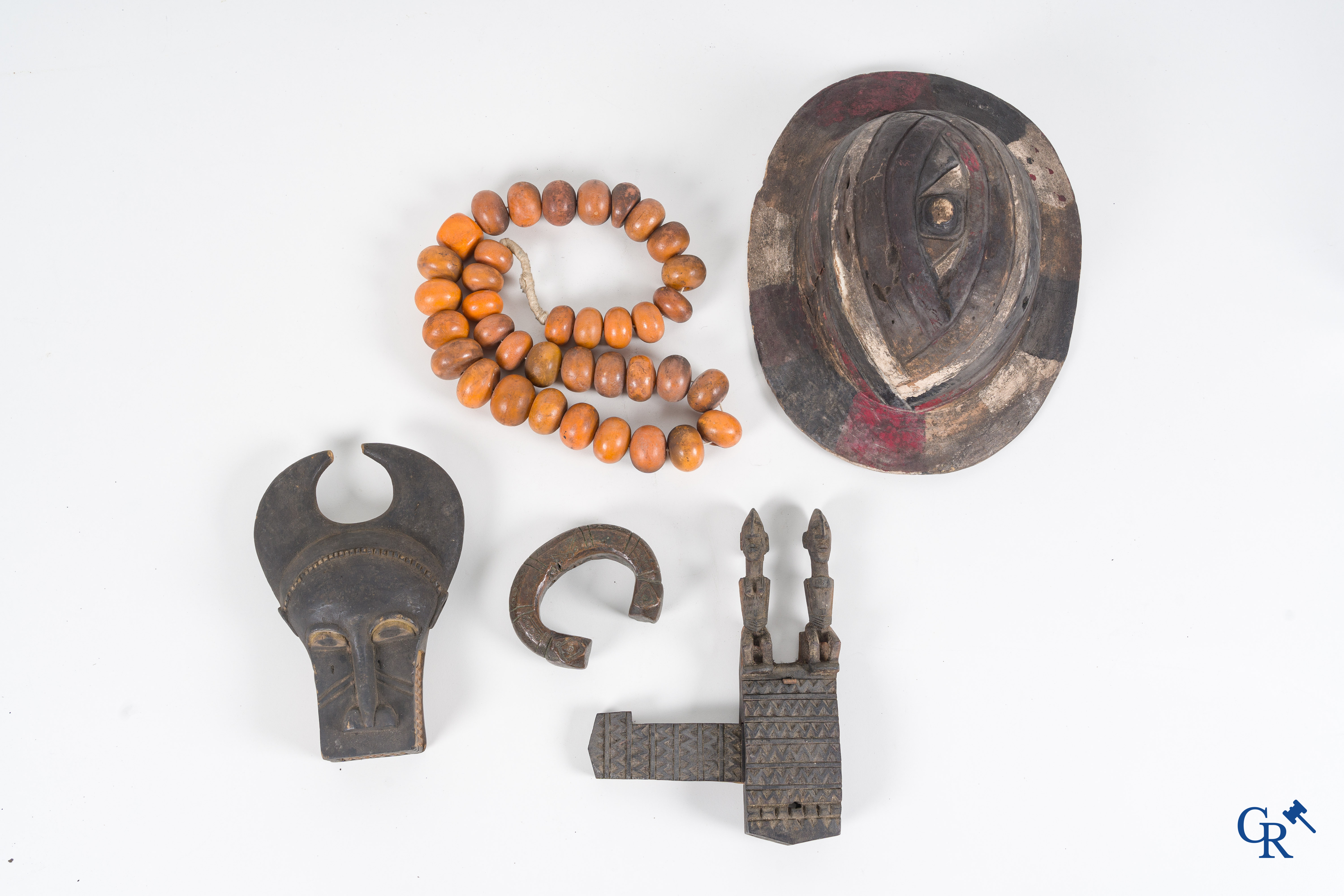 Art tribal, art primitif. Un lot avec des objets africains, masques, une bande d'esclaves en bronze, un collier et d'autres.