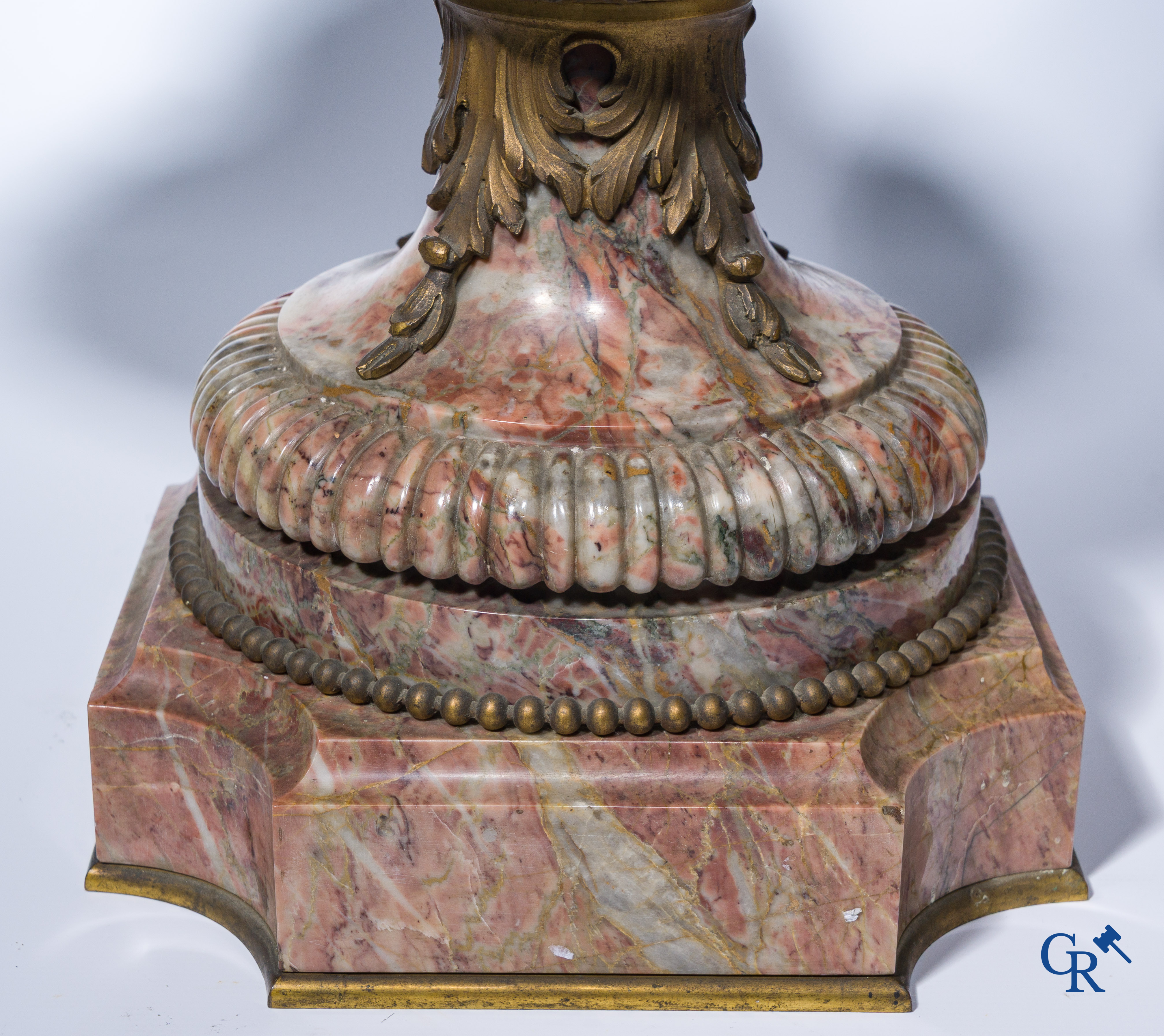 Uitzonderlijk paar cassolettes in fijn gesculpteerde marmer met bronzen monturen. LXVI-Stijl.