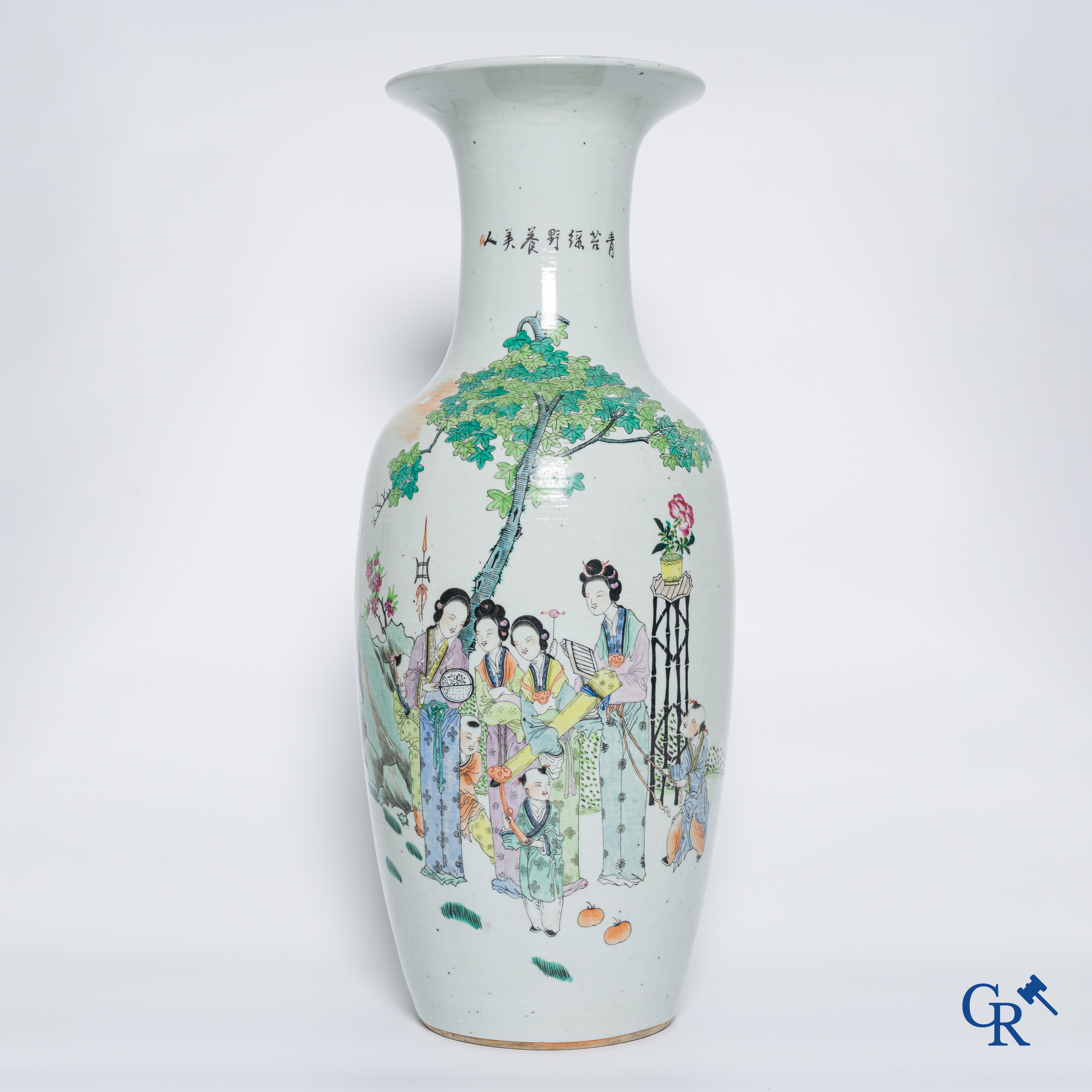 Porcelaine Chinoise: Vase Chinois à double décor de personnages et d'antiquités.