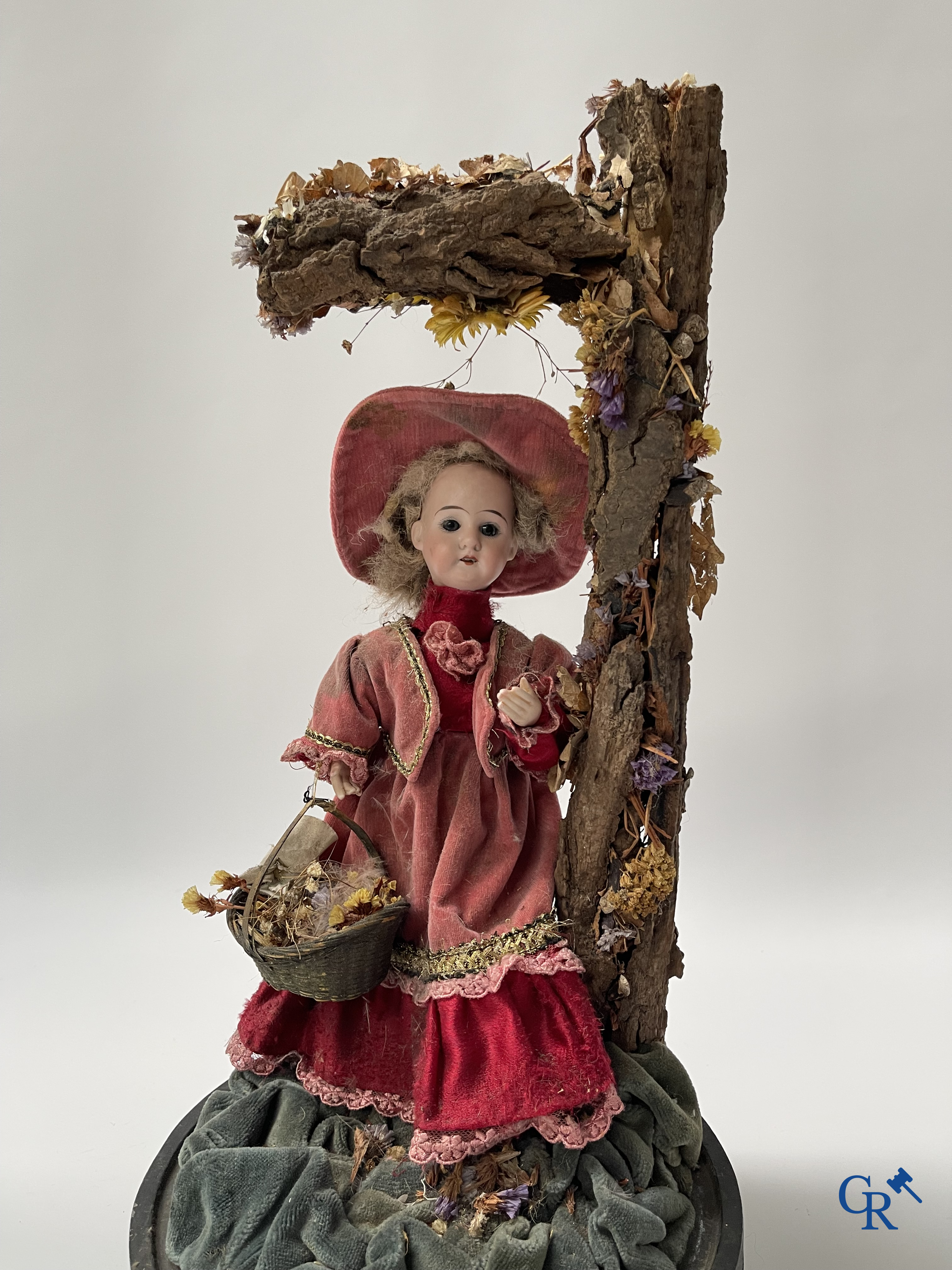 Un automate dans le gout de Phalibois, avec de la musique, la tête et les mains en porcelaine et en mouvement. Vers 1900.