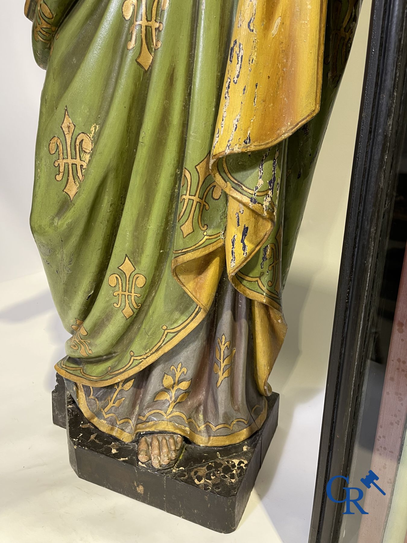 Une statue en bois du 19ème siècle et une vitrine en bois avec une représentation en plâtre d'une Vierge à l'enfant.