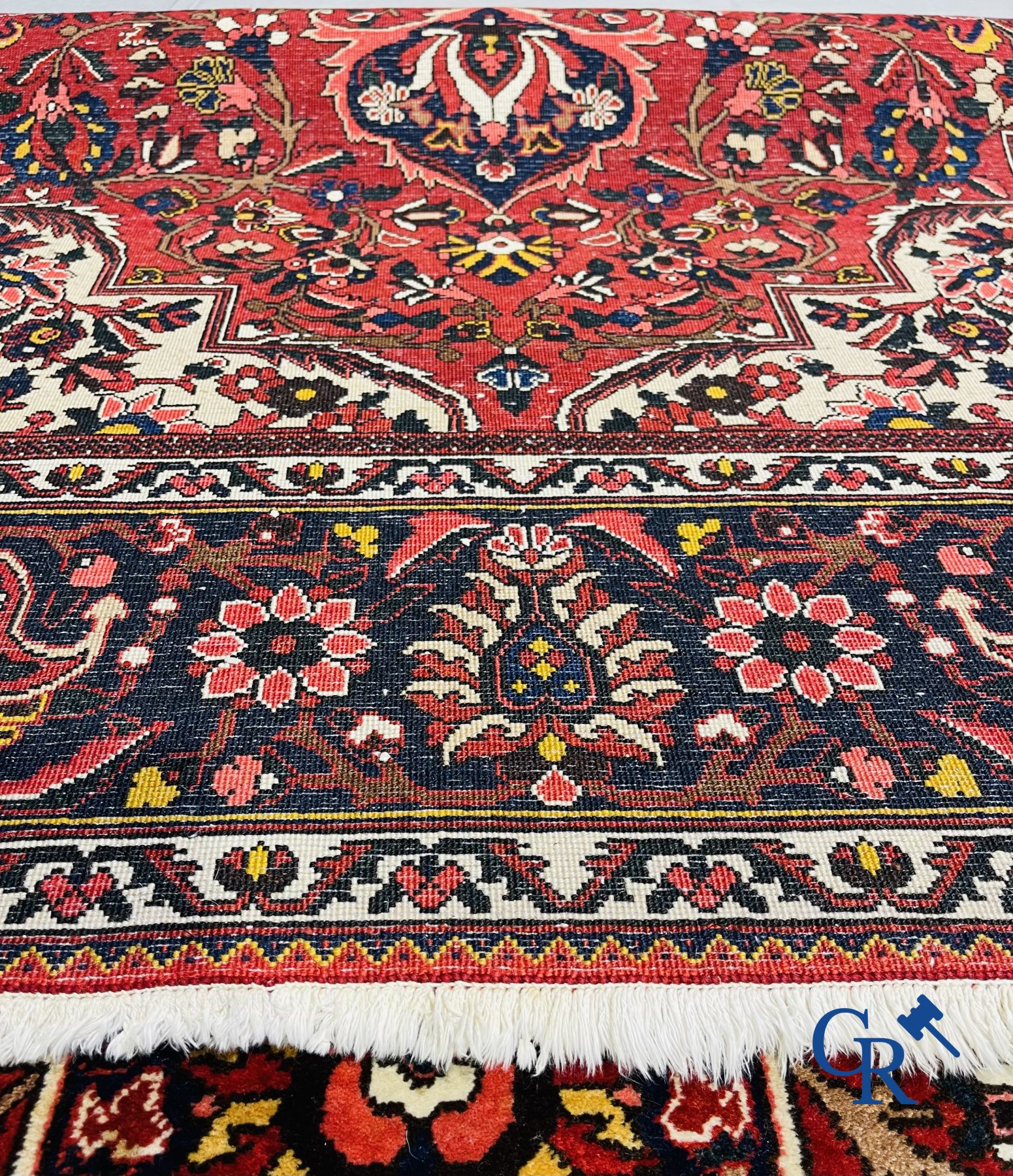 Tapis: Iran. Grand tapis persan noué à la main avec un décor floral.