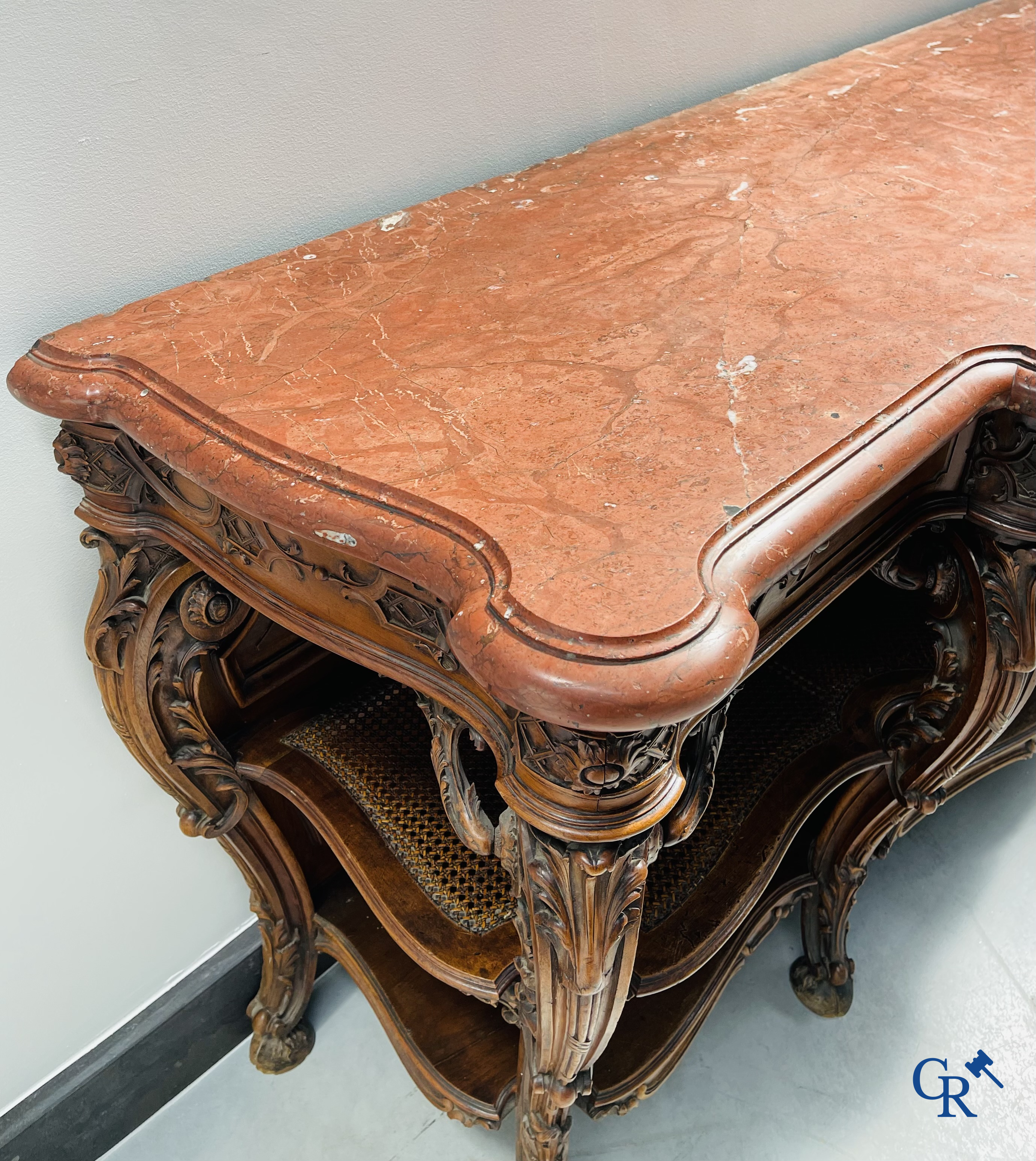 Maison Roll, 42, Rue Faubourg St. Antoine Paris. Een uitzonderlijk desserte meubel in gesculpteerd notelaar. LXVI-Stijl.