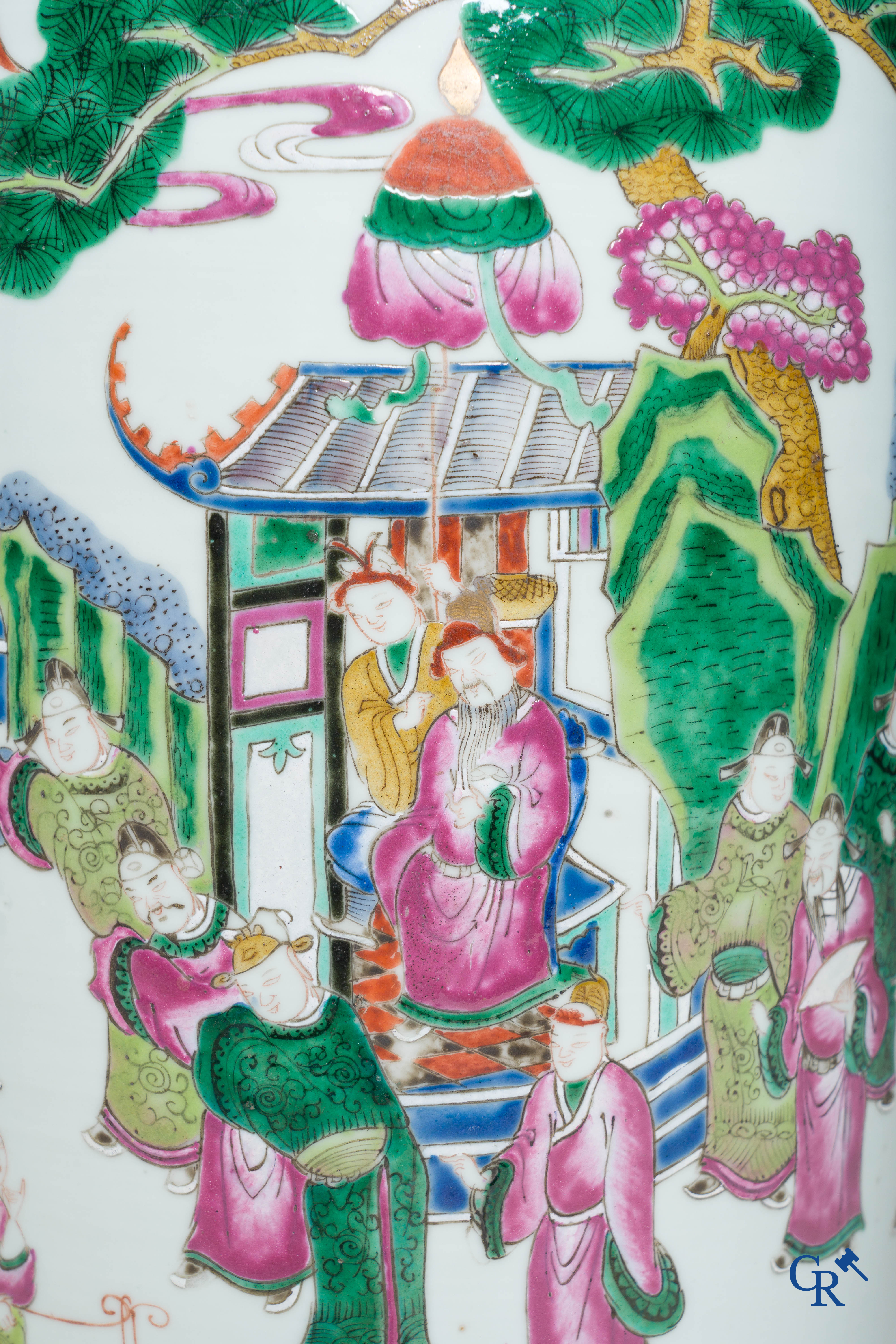 Art Asiatique: Porcelaine chinoise, un vase famille rose avec des personnages et un décor d'antiquités. 19ème siècle.