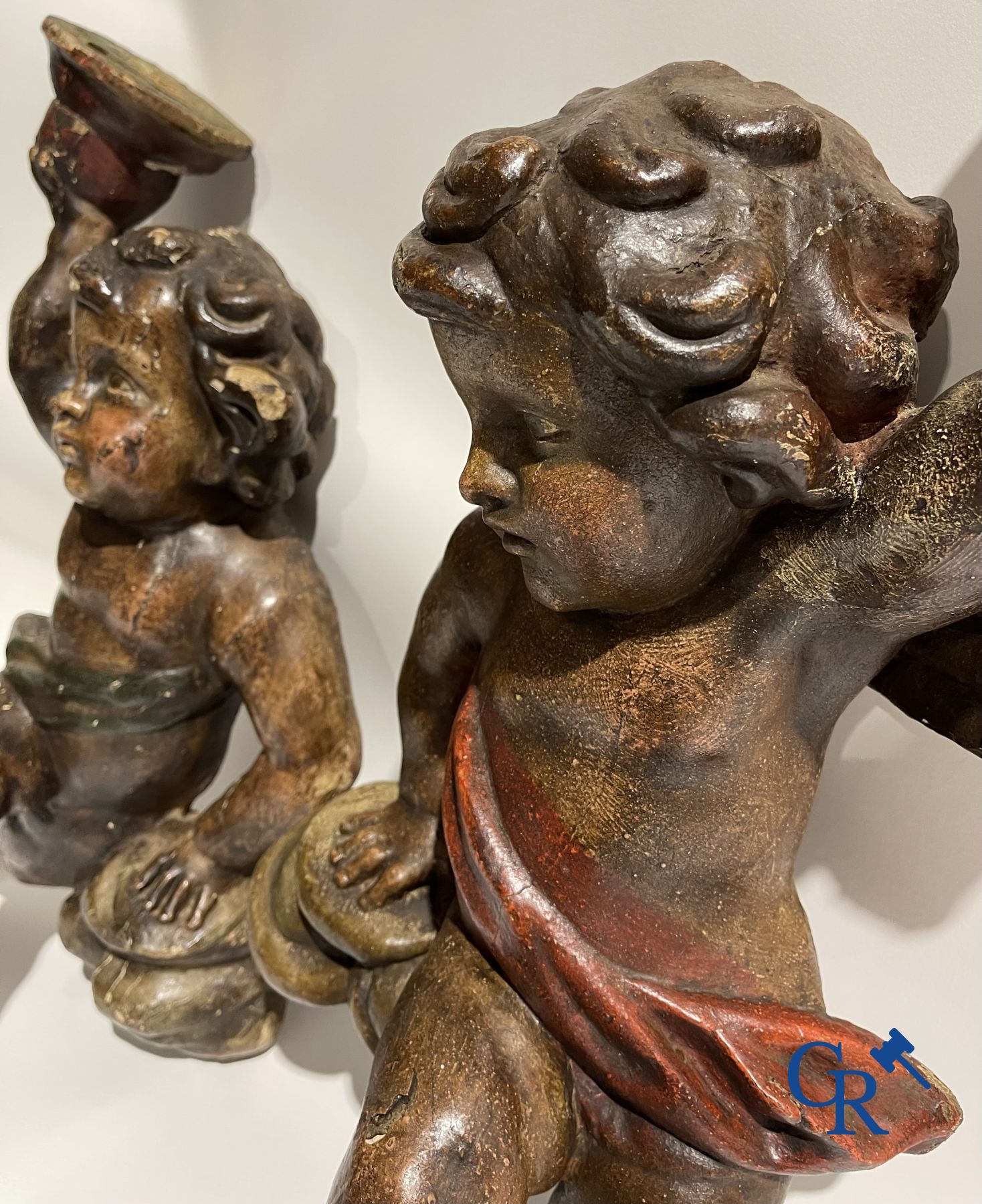 Sculptures en bois : Une paire d'anges en bois sculpté et polychrome du XVIIIe siècle.