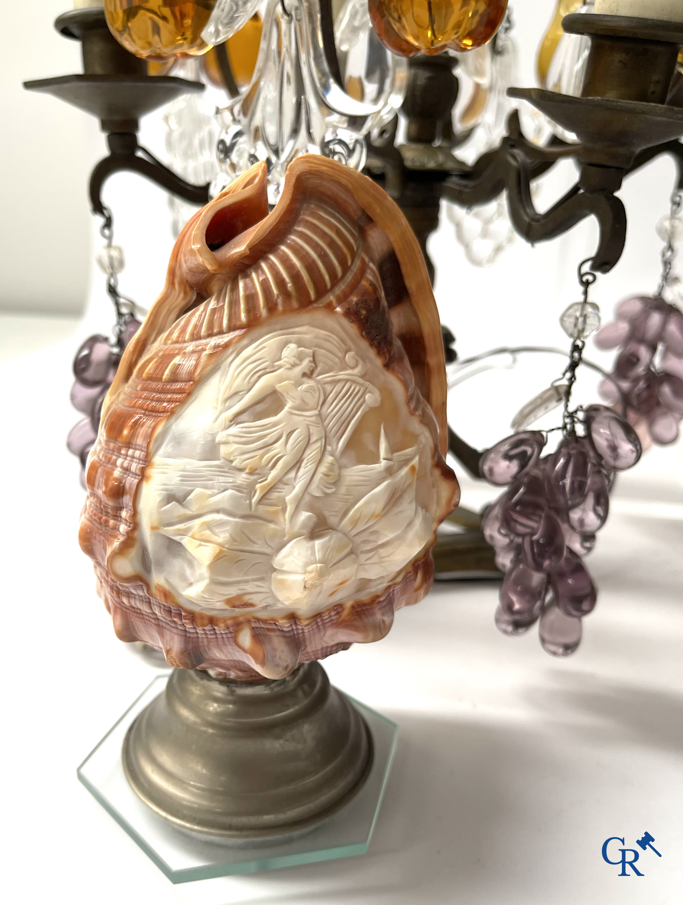 Un grand lot de brocante, y compris Royal Dux, statues en biscuit, porcelaine, globes, statues en régule, lampe de table, lustre, etc.