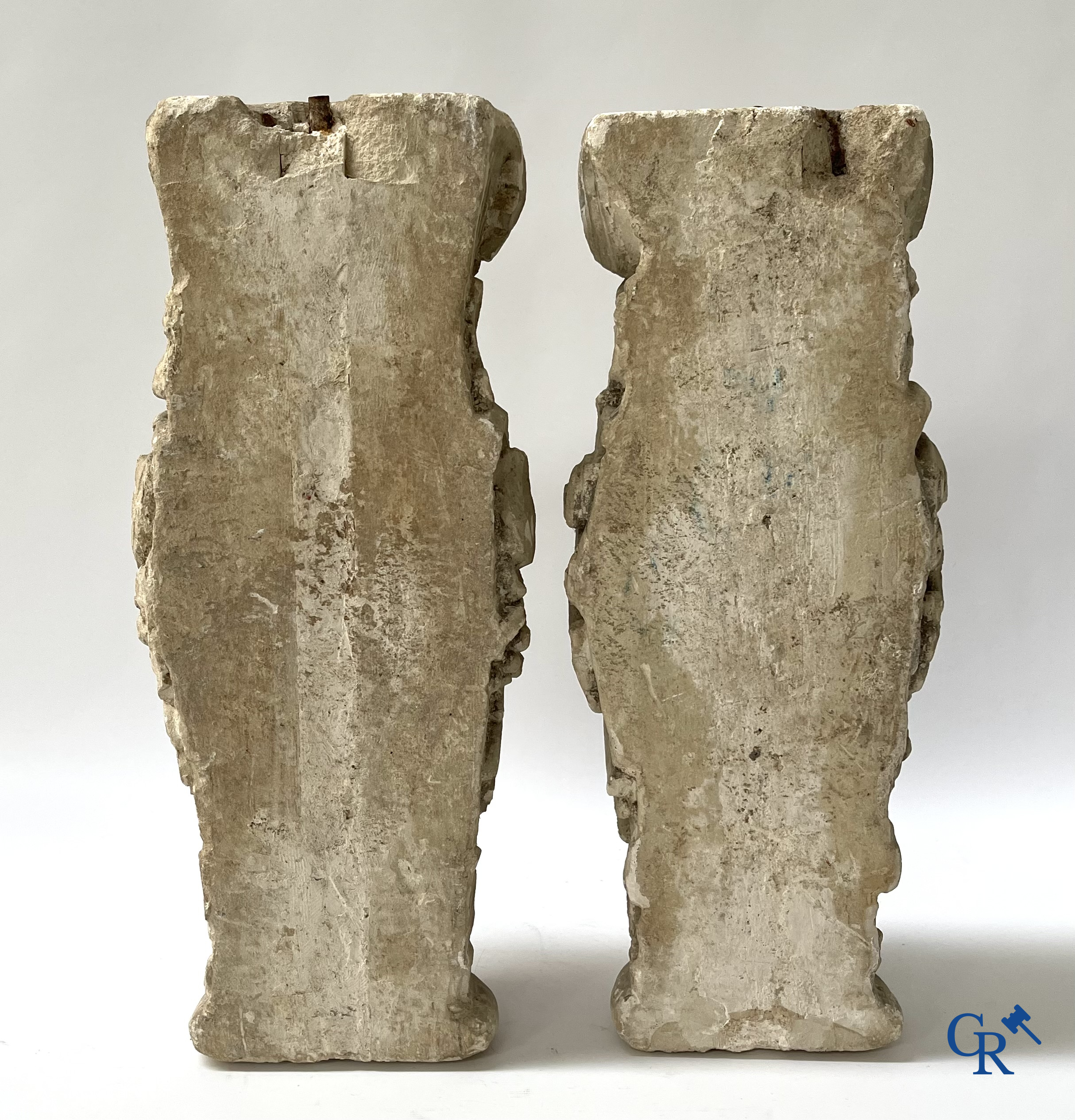 Paar gebeeldhouwde kalkstenen kapitelen. Frankrijk, hoogstwaarschijnlijk Champagnestreek, XIIe eeuw.