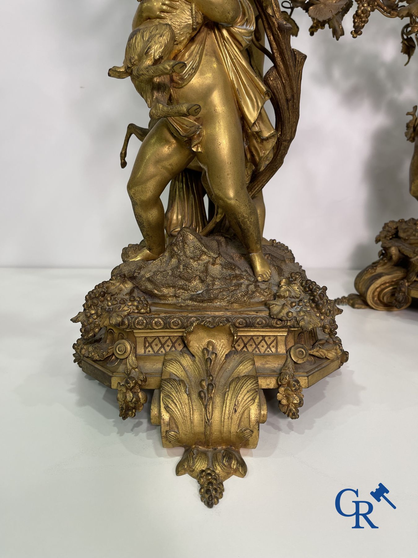 Important paire de chandeliers en bronze doré avec putti, style LXVI. Epoque Napoléon III.