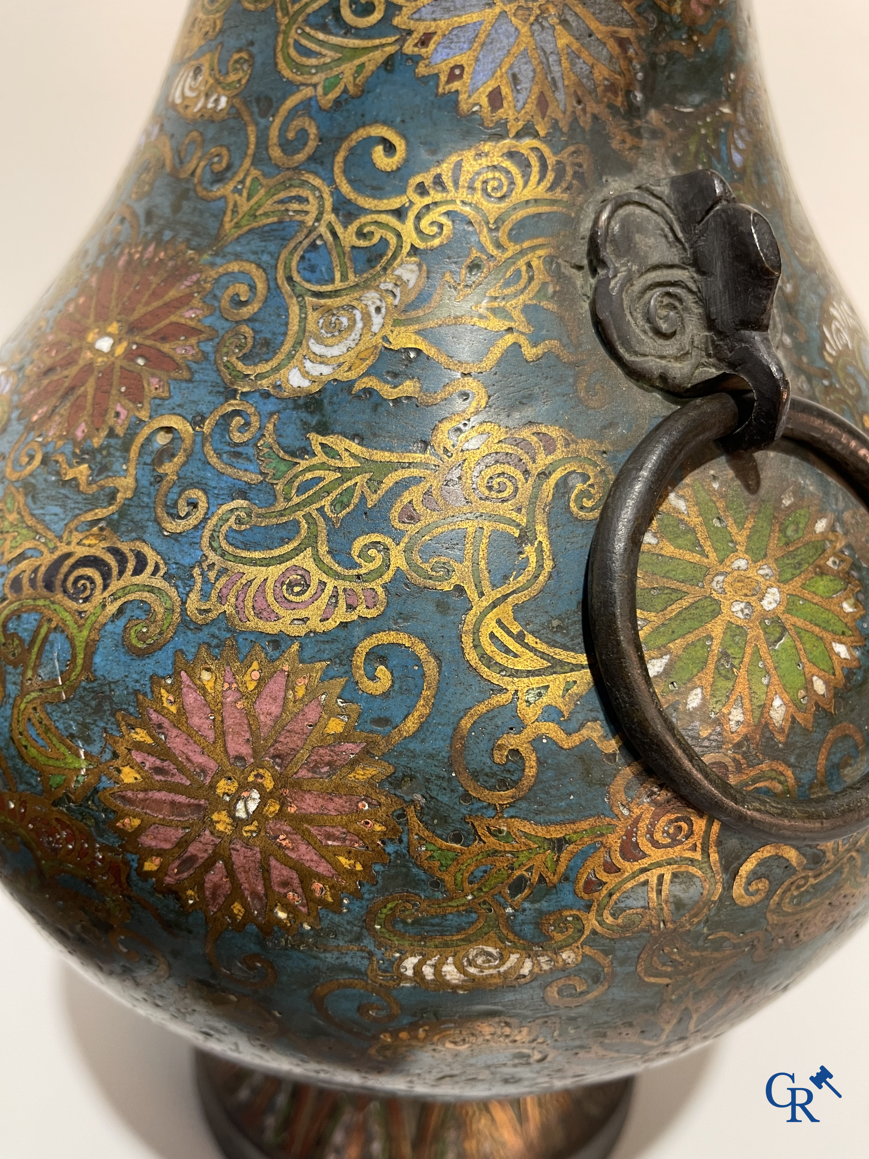 Art Asiatique, une paire de vases chinois en cloisonné. Marqué.