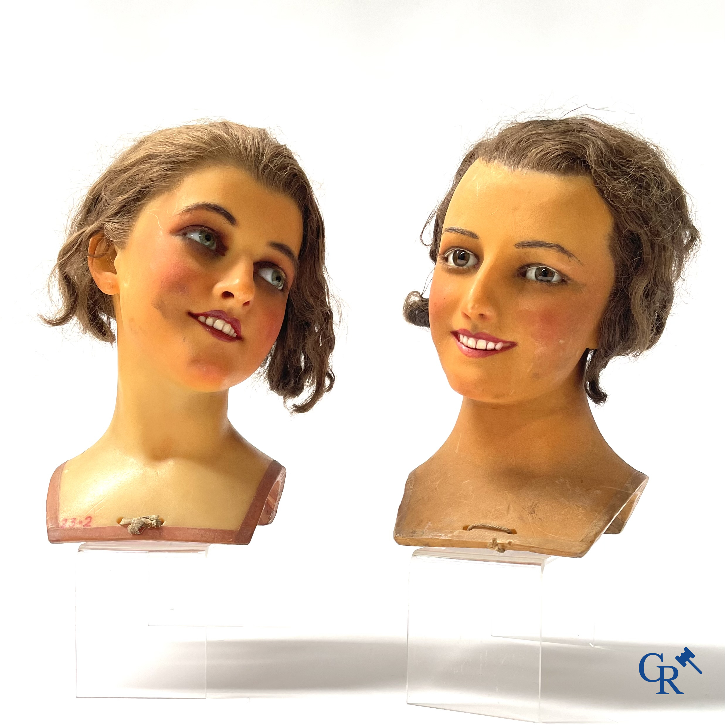 Een paar bustes voor mannequins in was met glazen ogen. Hoogstwaarschijnlijk Siegel of Pierre Imans. Circa 1920.