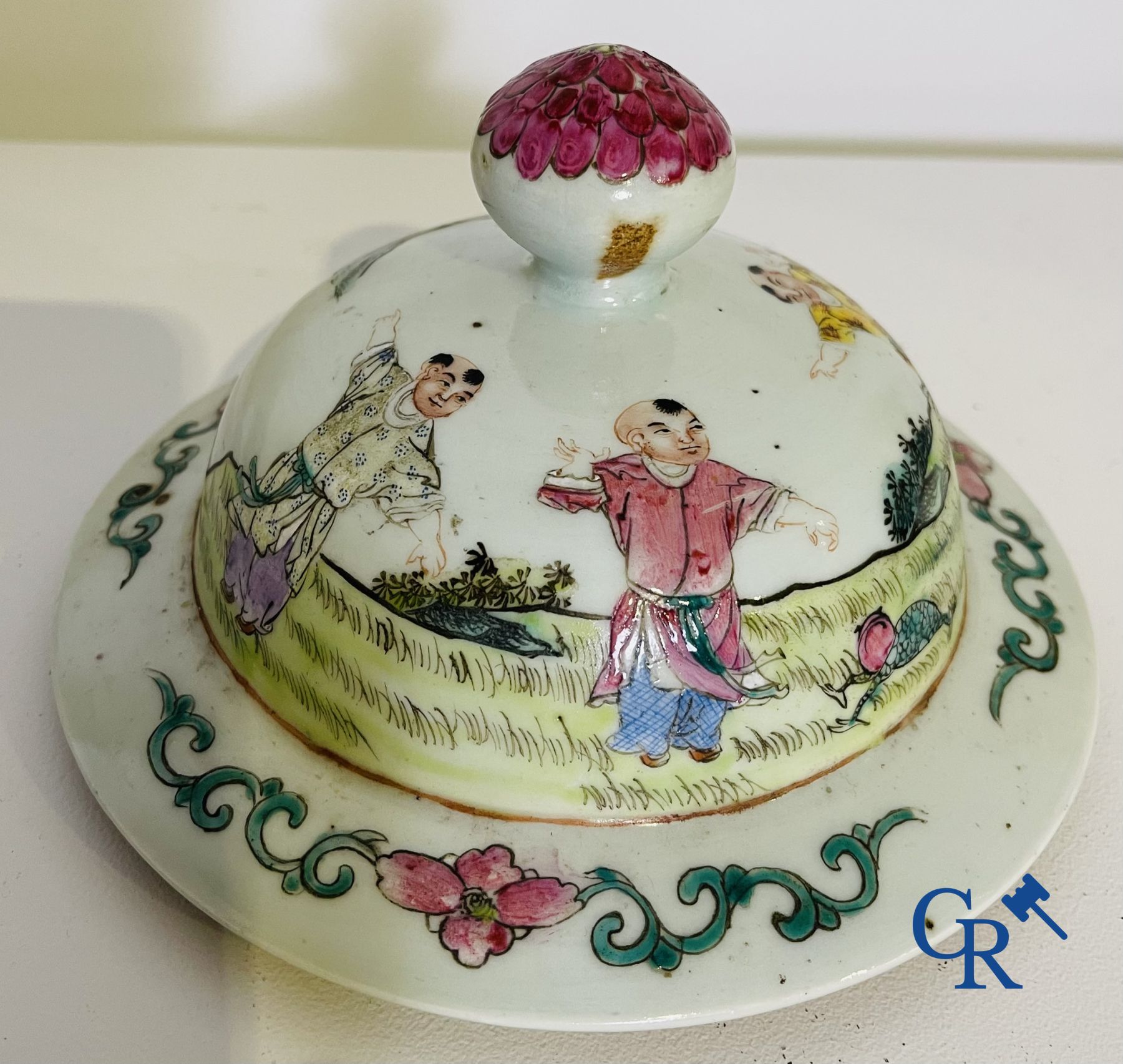 Chinese Porcelain: A Chinese famille rose lidded vase depicting Shou Lao.