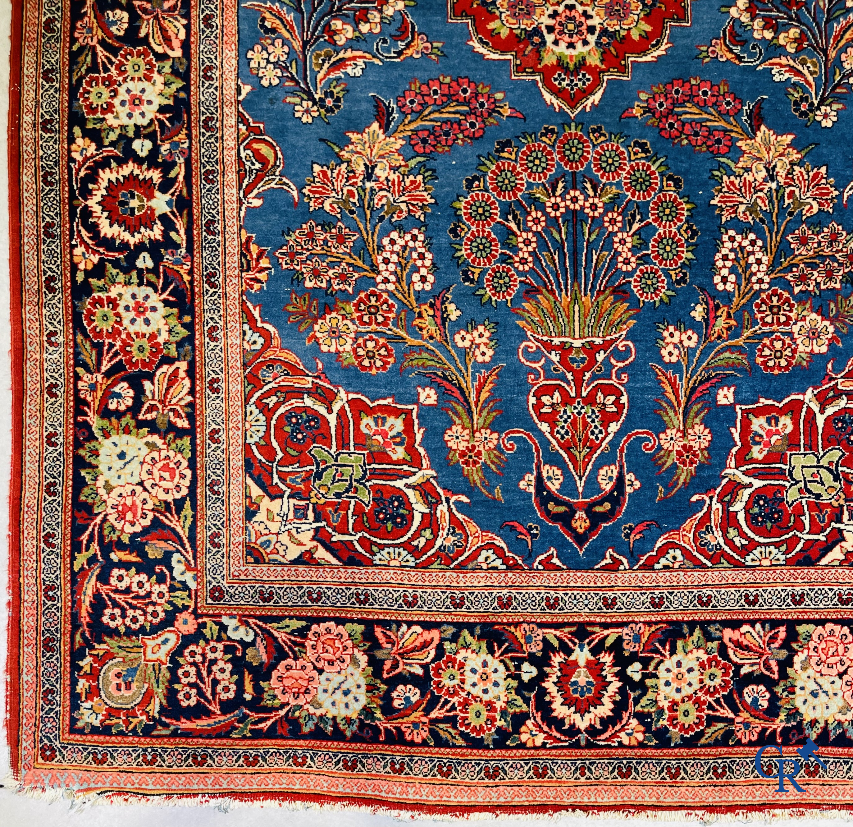 Tapis d'orient: Iran, tapis persan antique finement noué à la main avec des fleurs et des vases à fleurs.