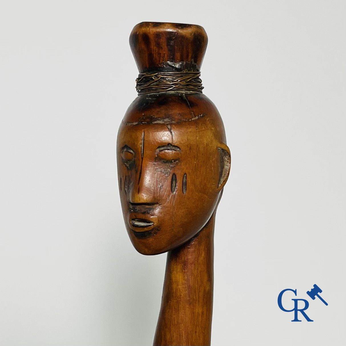 Art africain: Un bâton en bois sculpté.