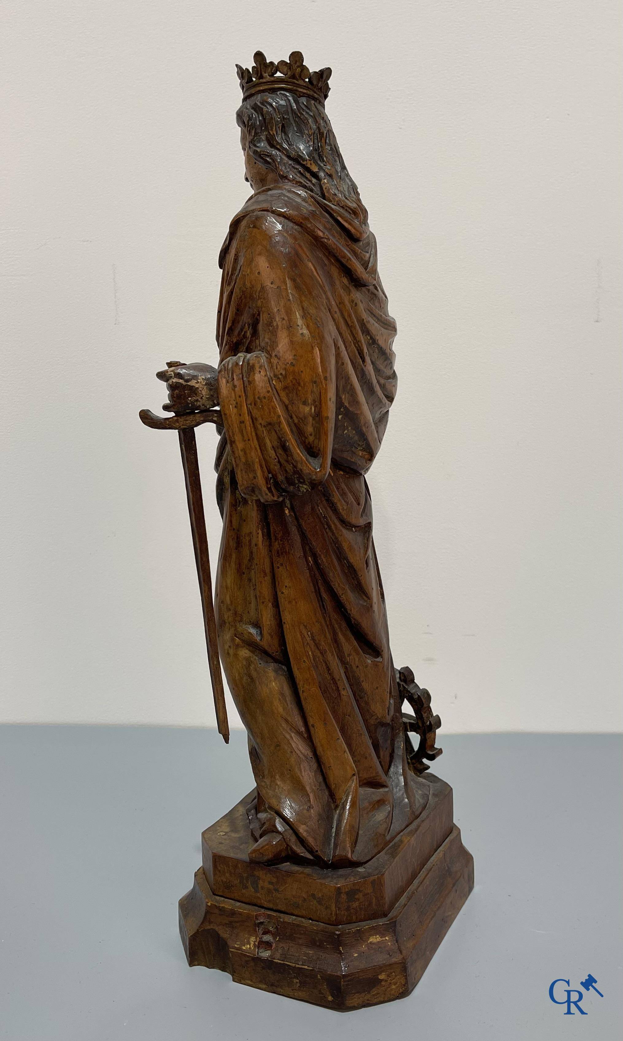 Religieuze objecten, 3 antieke hout gesculpteerde voorstellingen van St. Catharina. 18e-19e eeuw.