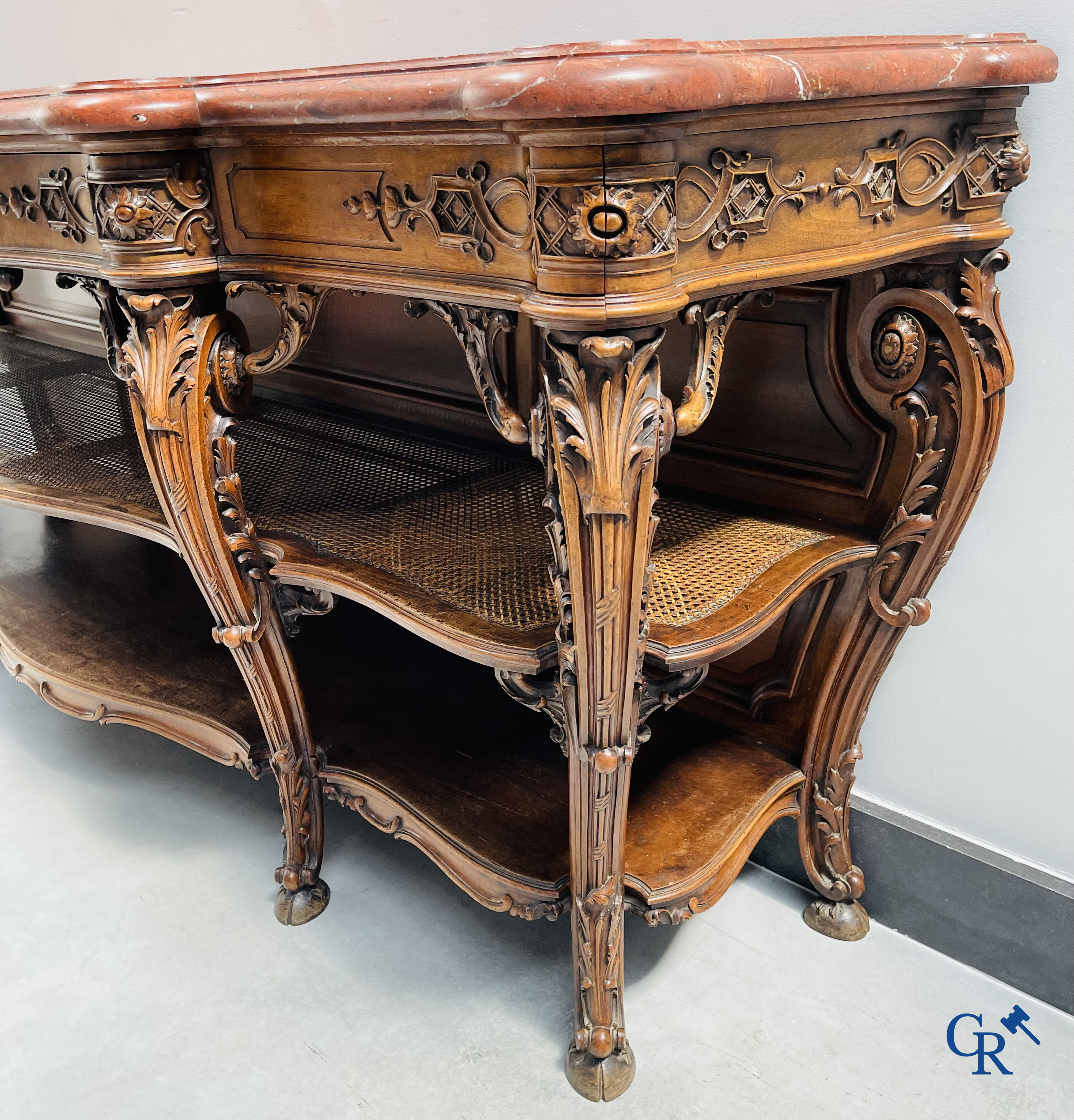 Maison Roll, 42, Rue Faubourg St. Antoine Paris. Een uitzonderlijk desserte meubel in gesculpteerd notelaar. LXVI-Stijl.