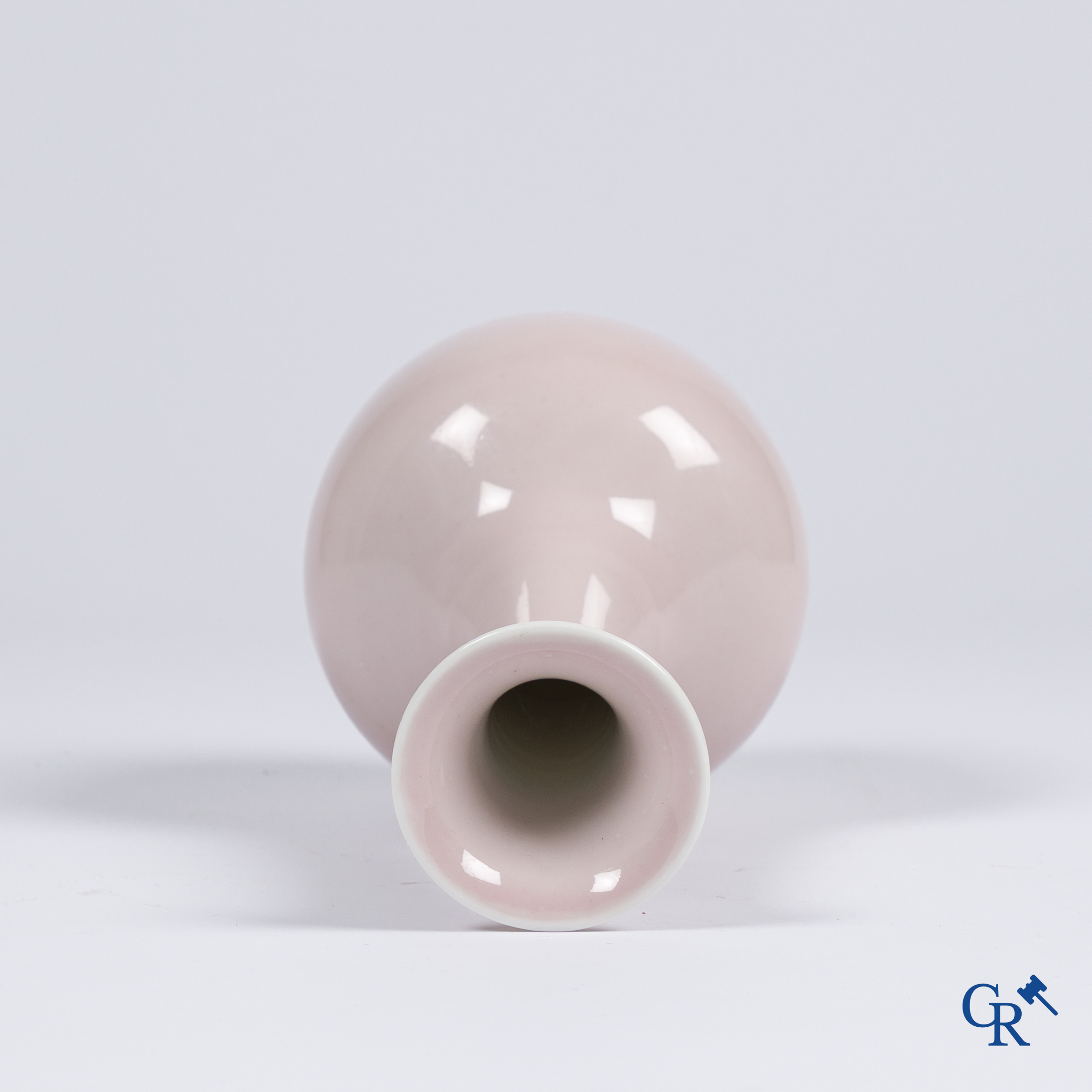 Aziatica, Chinees porselein, een fijn monochroom geglazuurde Chinese vaas. Kangxi merk. 19e eeuw.