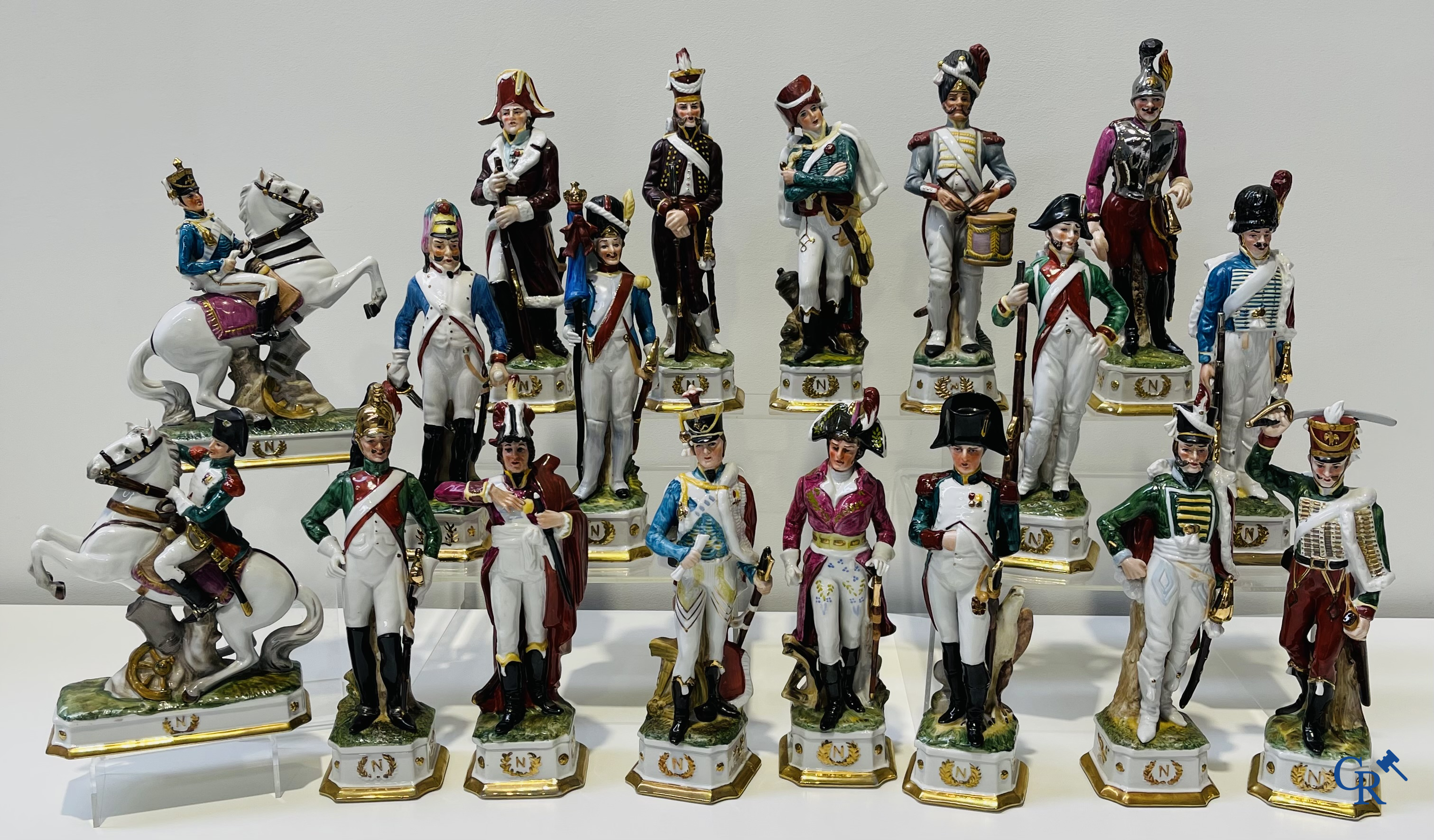 Saksisch porselein: 18 grote personages in Saksisch porselein met voorstellingen uit de napoleontische tijd.