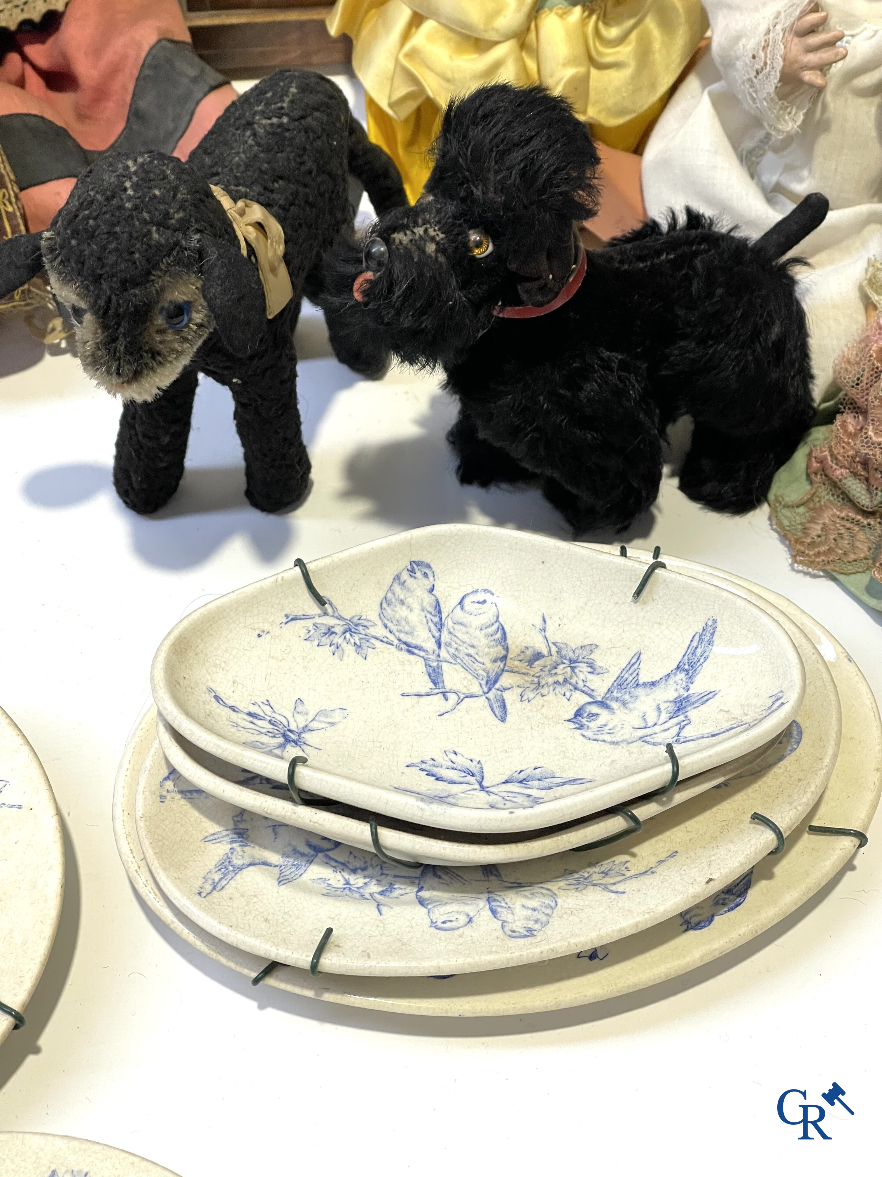 Vieux jouets, Grand lot avec différentes poupées anciennes et objets de collection.