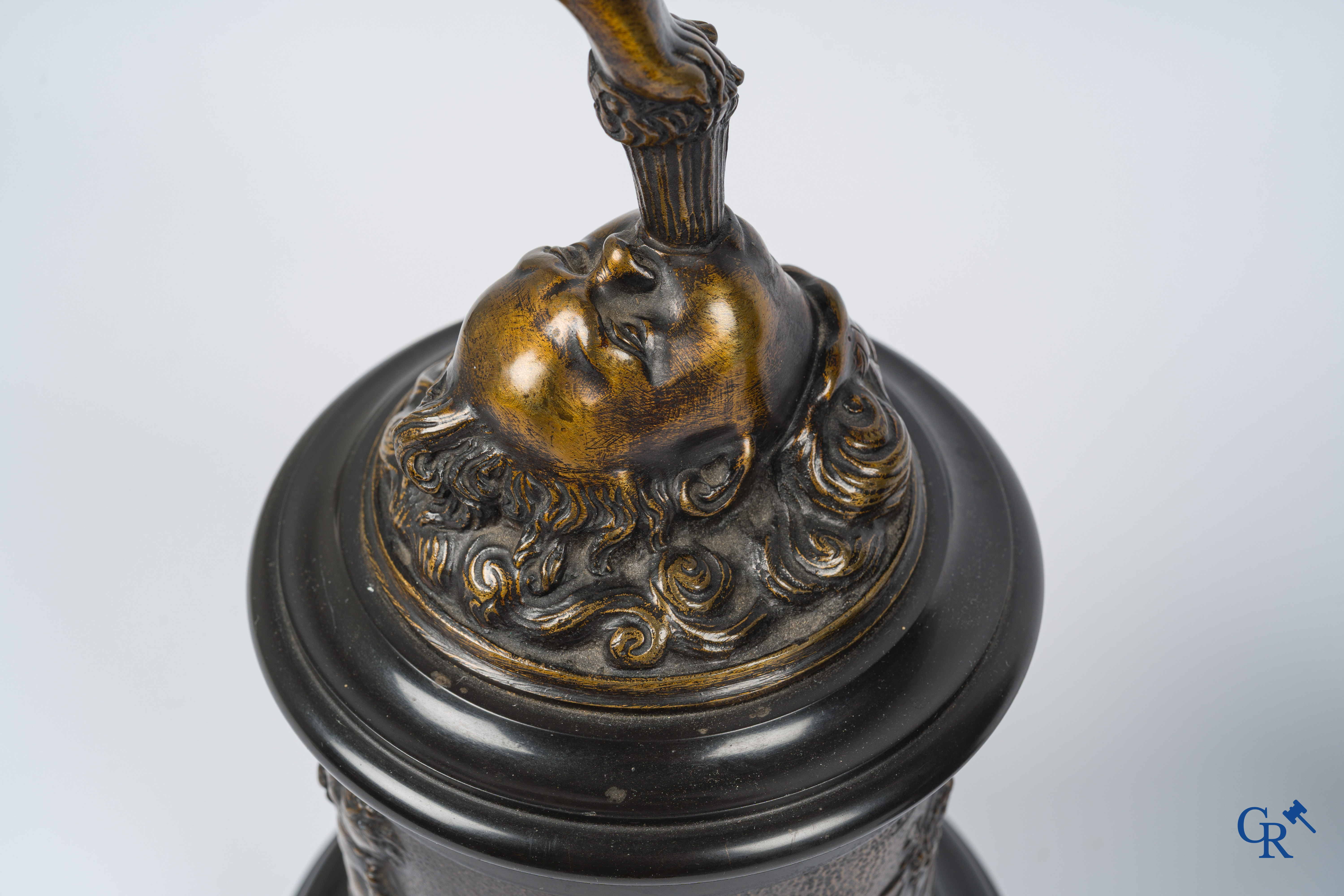 Paire d'importantes statues à l'antique en bronze d'après un modèle de Jean De Bologne.