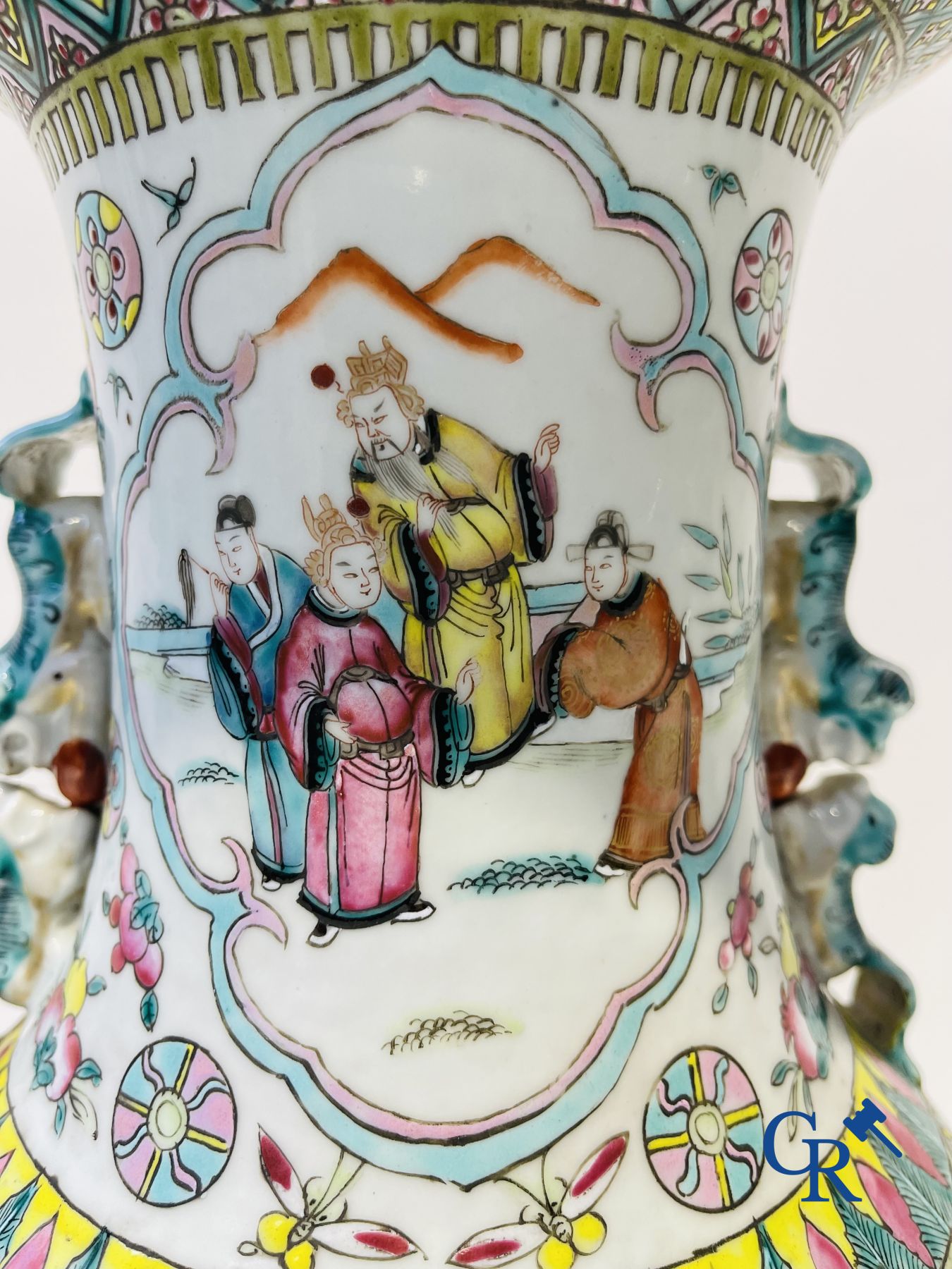 Art Asiatique: Porcelaine chinoise, une paire de vases  famille rose avec des scènes de cour. XIXe siècle.