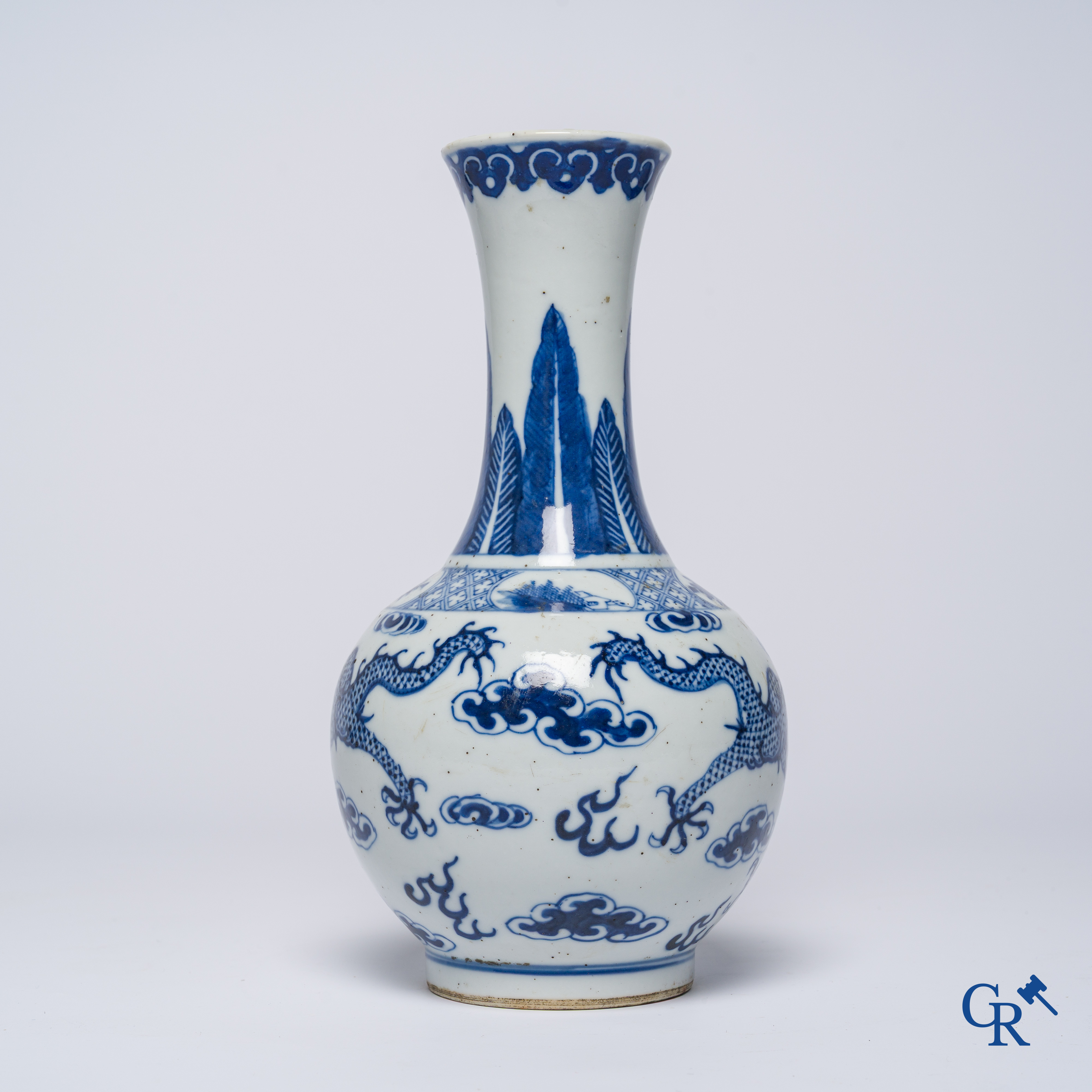 Aziatica, Chinees porselein. Een Chinese blauw-wit vaas met drakendecor. 18e-19e eeuw.