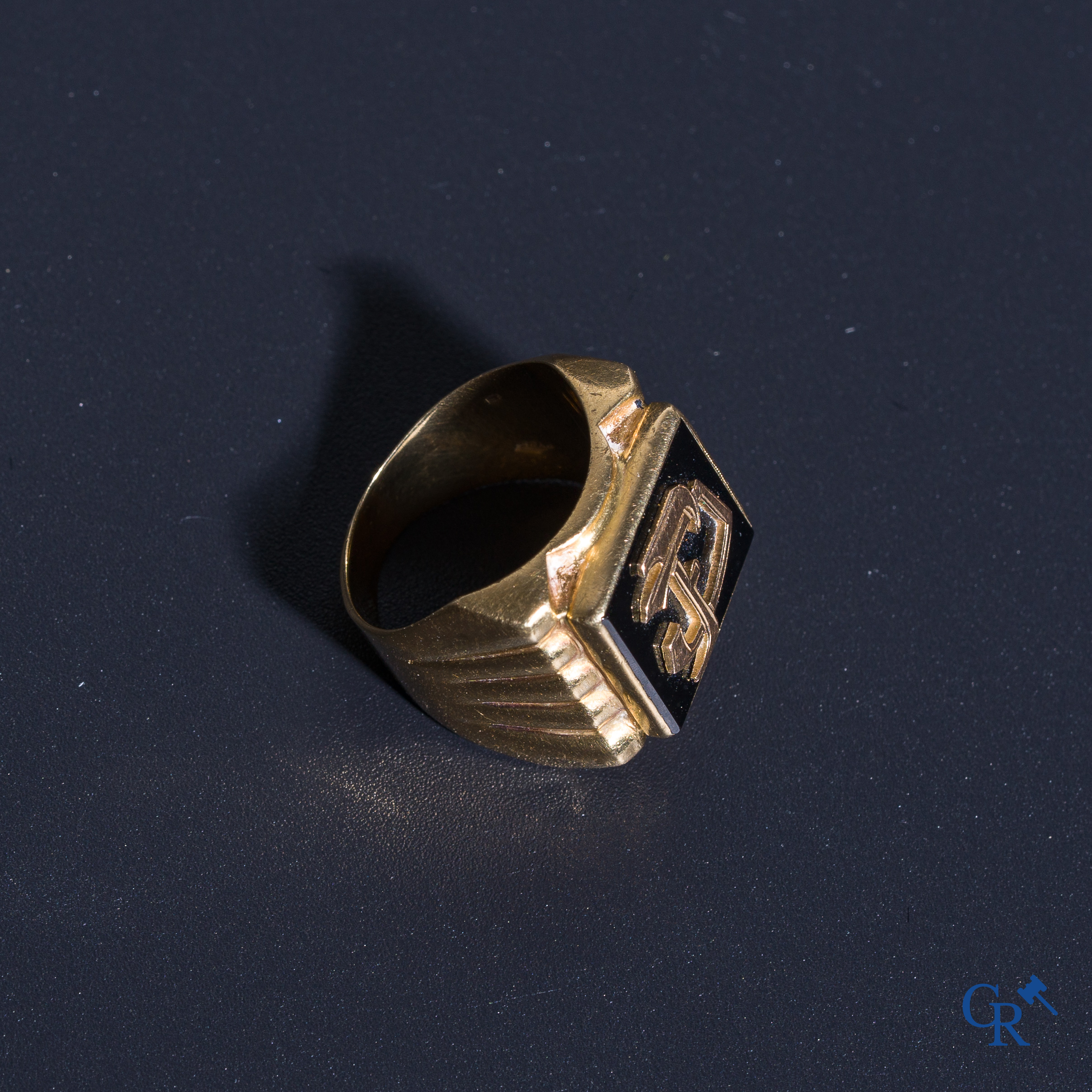 Jewellery: A Chevalière and a pair of cufflinks in gold 18K (750°/00) and onyx.