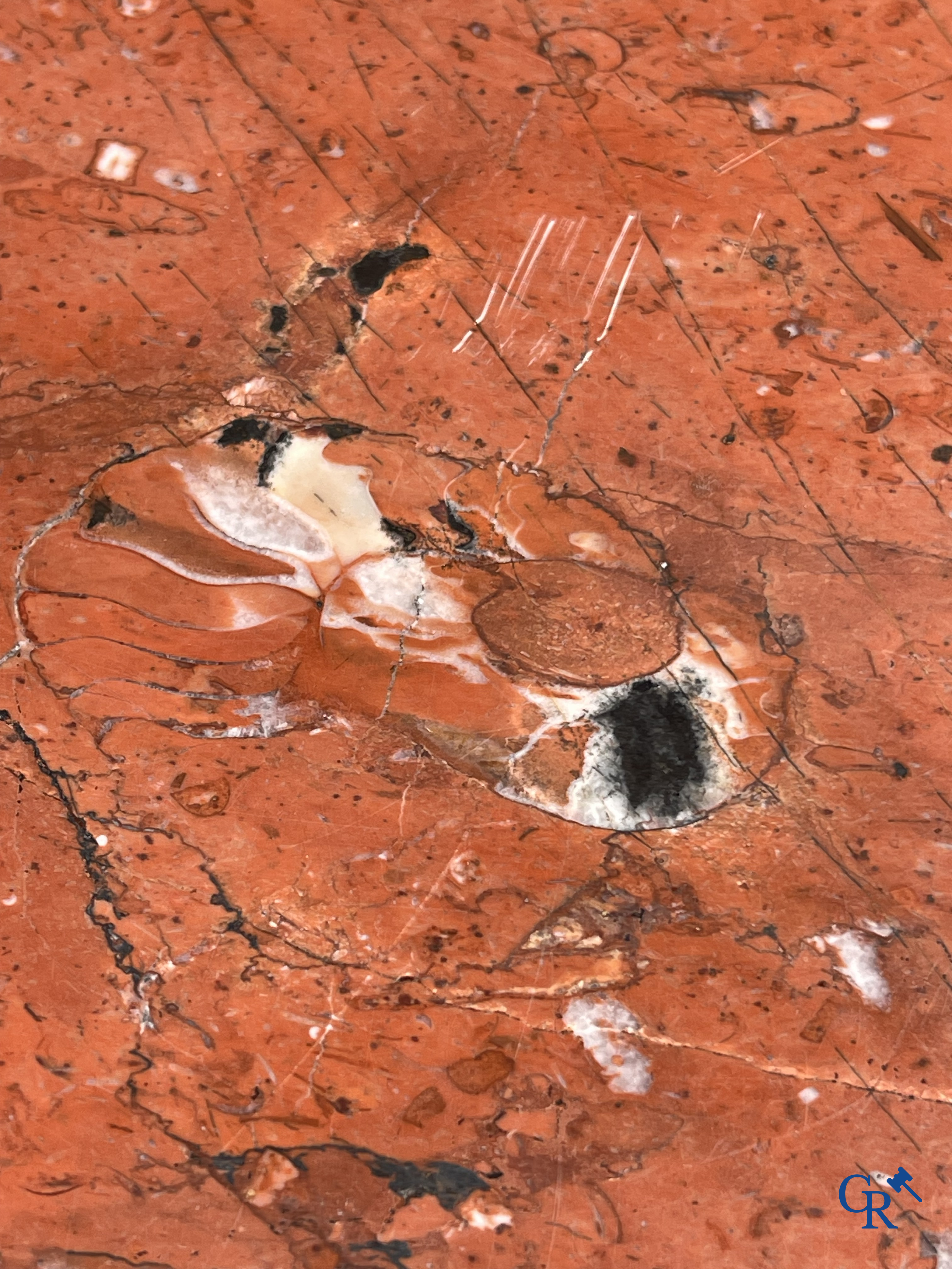 Maison Roll, 42, Rue Faubourg St. Antoine Paris. Een uitzonderlijk desserte meubel in gesculpteerd notelaar. LXVI-Stijl.