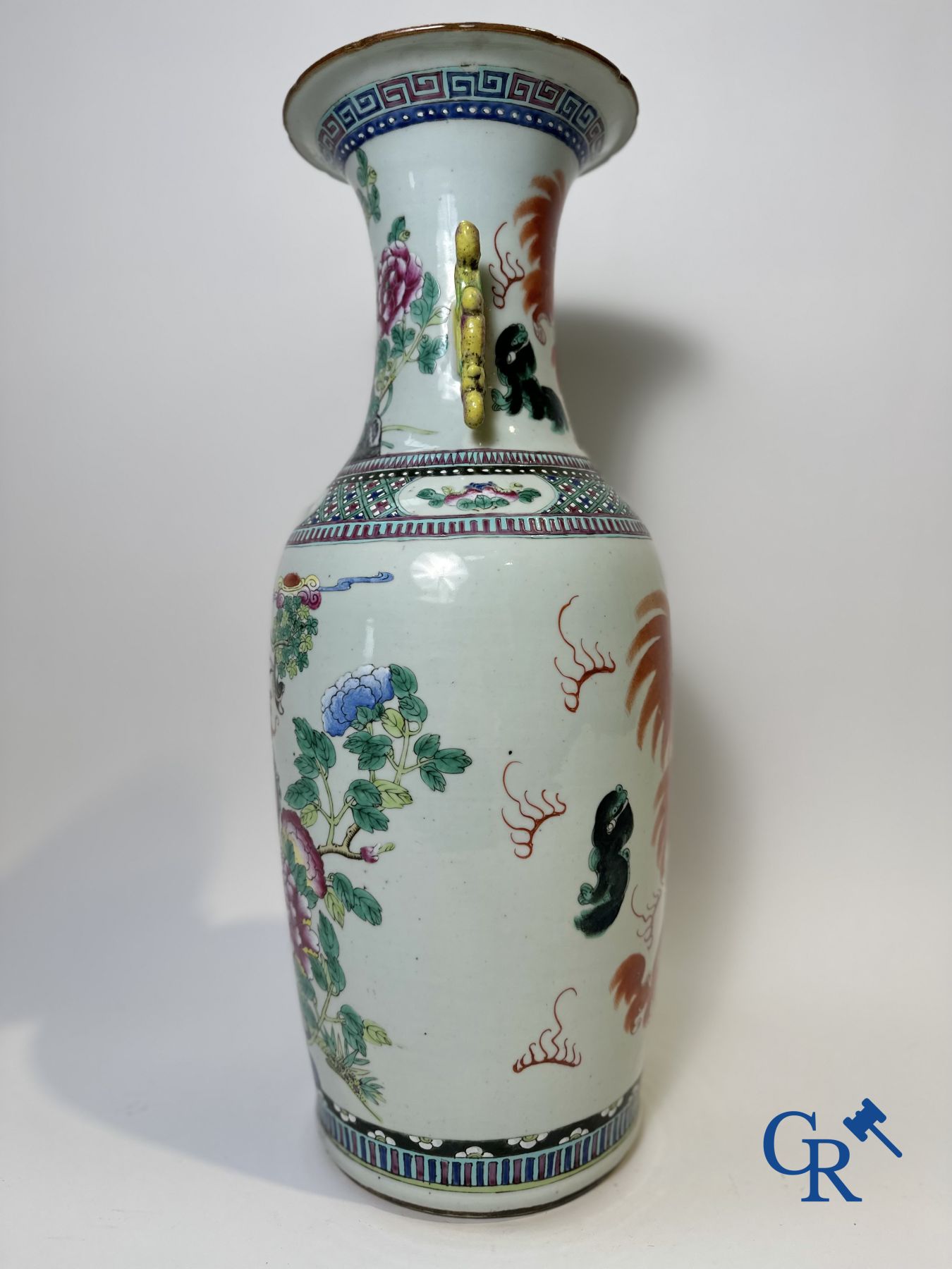 Porcelaine Chinois: Vase Chinois famille rose à double décor de lions bouddhistes, phénix, oiseaux et pivoines.