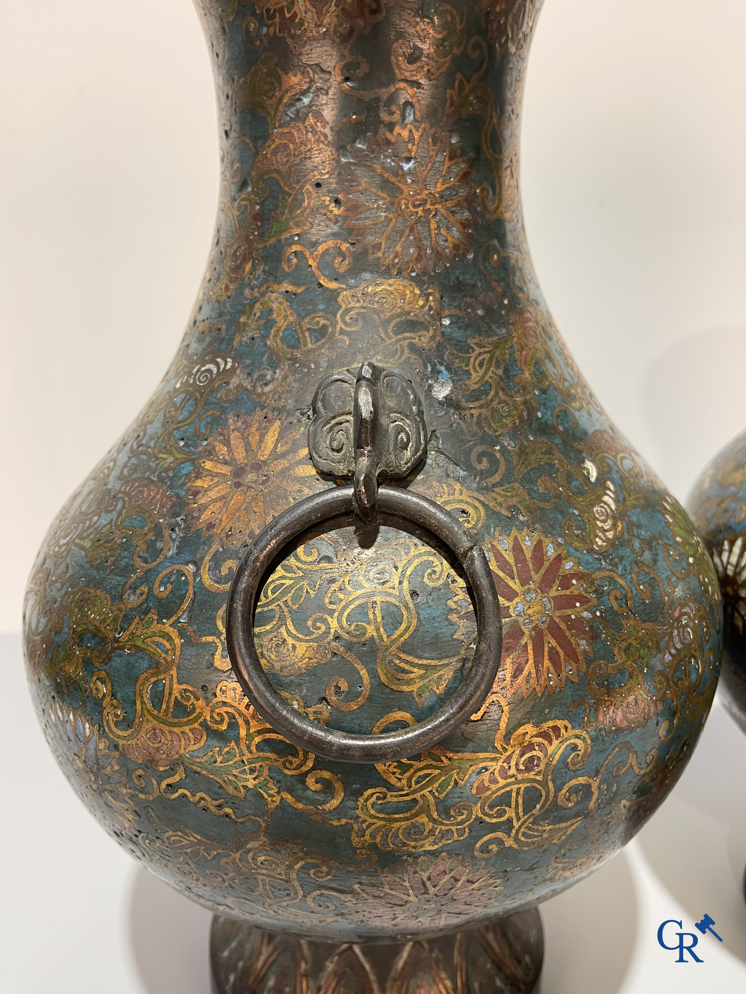 Art Asiatique, une paire de vases chinois en cloisonné. Marqué.