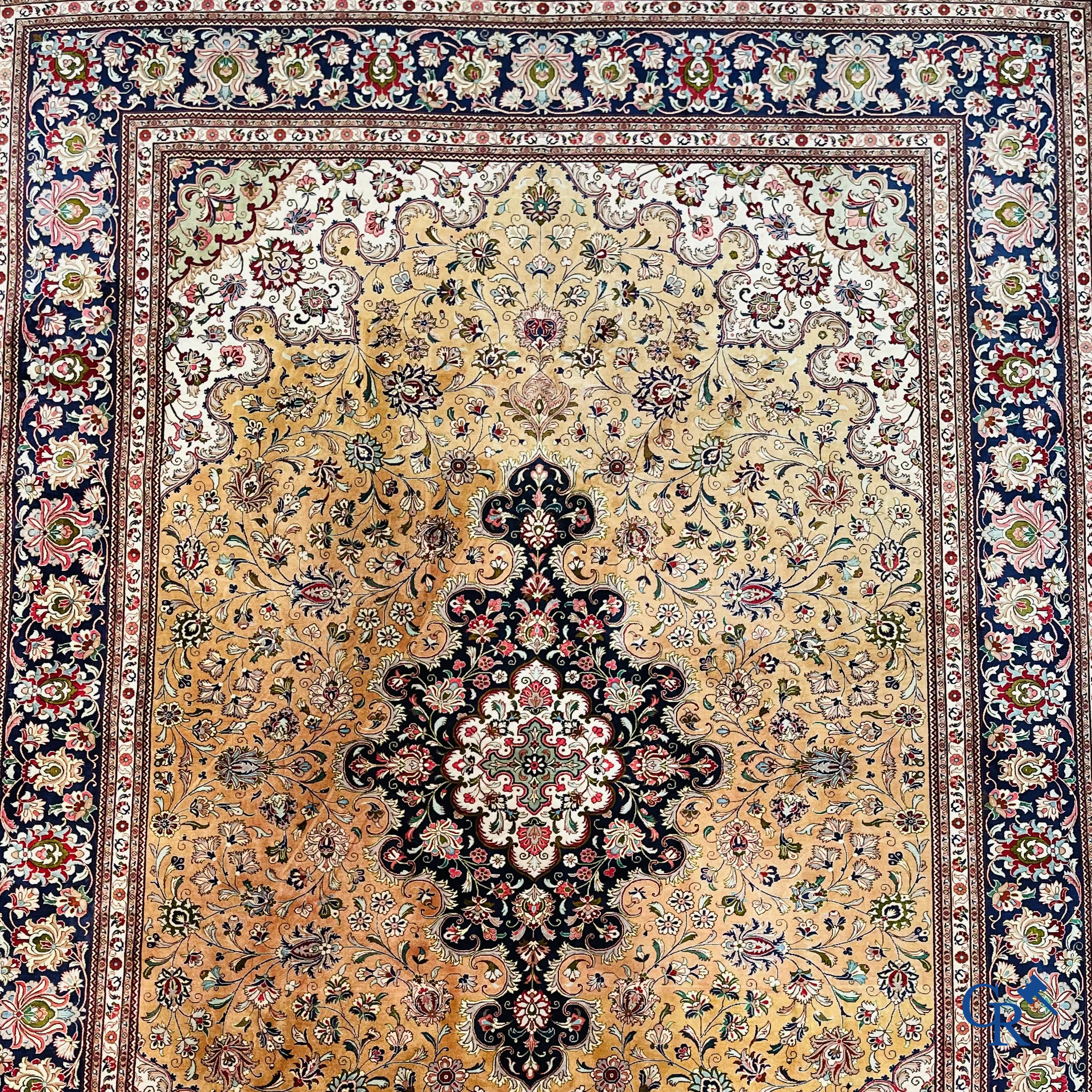 Tapis d'Orient: Ghoum, Iran. Exceptionnel tapis noué à la main en soie.