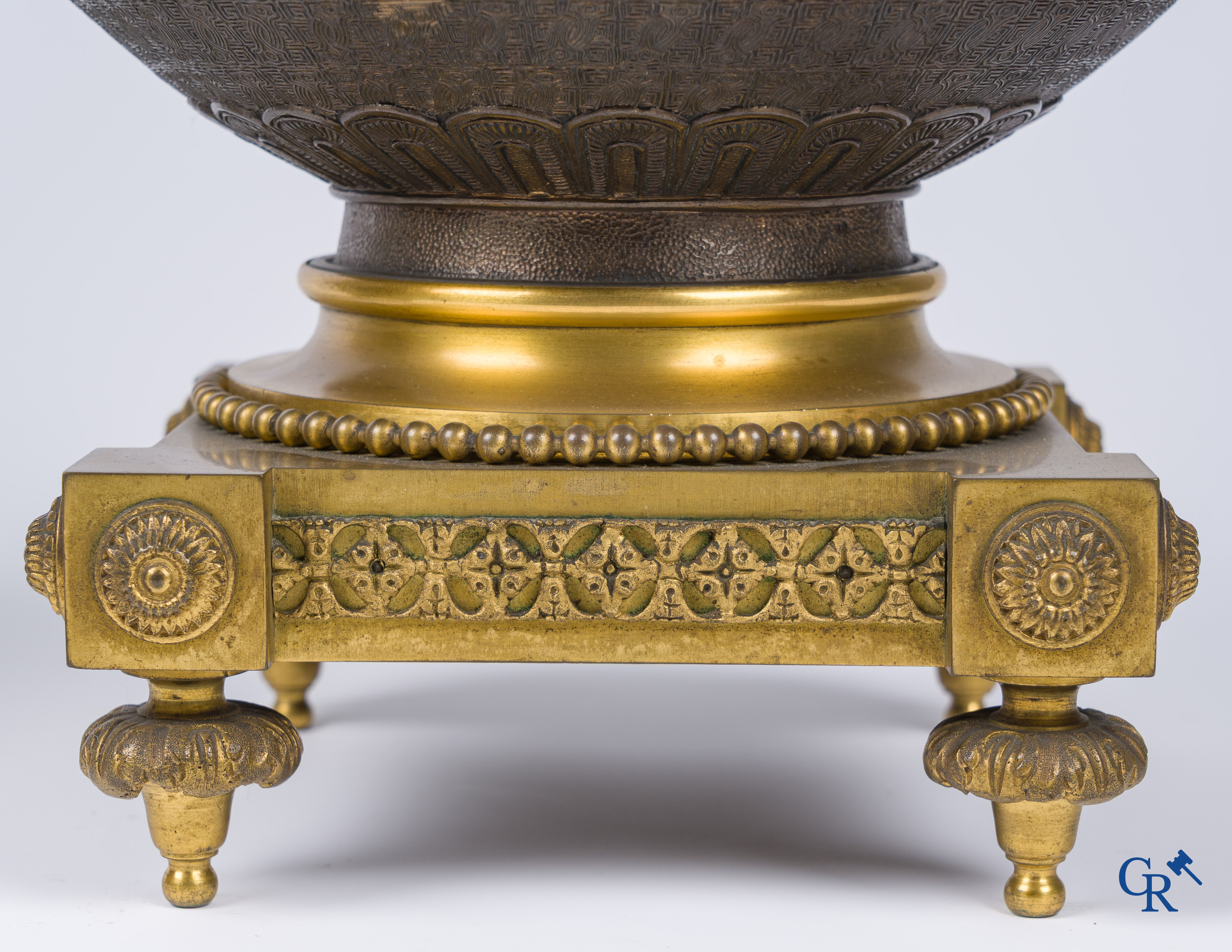 Aziatica, Een paar bronzen kandelaars met fijn bewerkte Oosterse vazen met draken. Circa 1880.