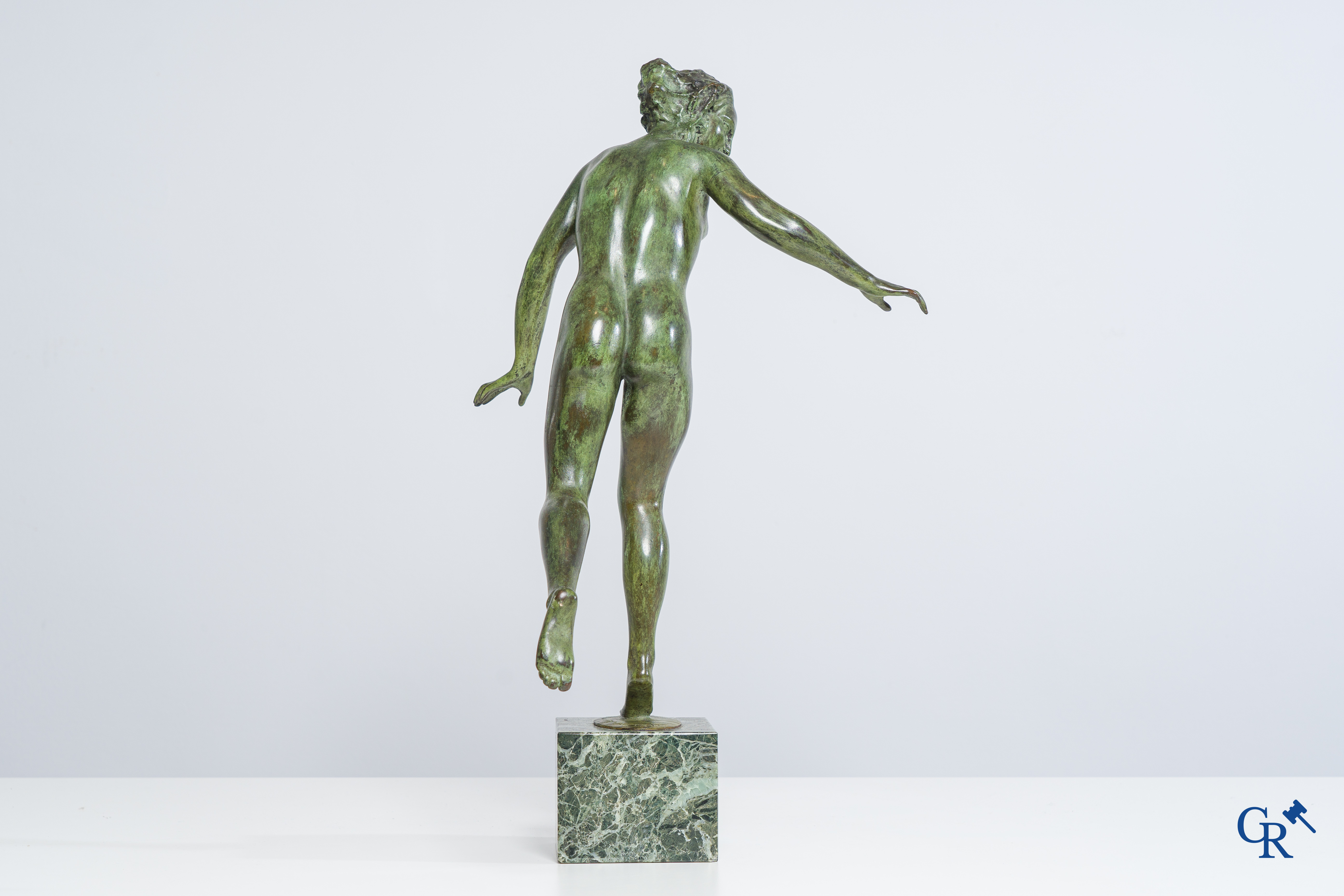 Paule Bisman (1897-1973)(*): Eurythmie, Sculptuur in groen gepatineerde brons.