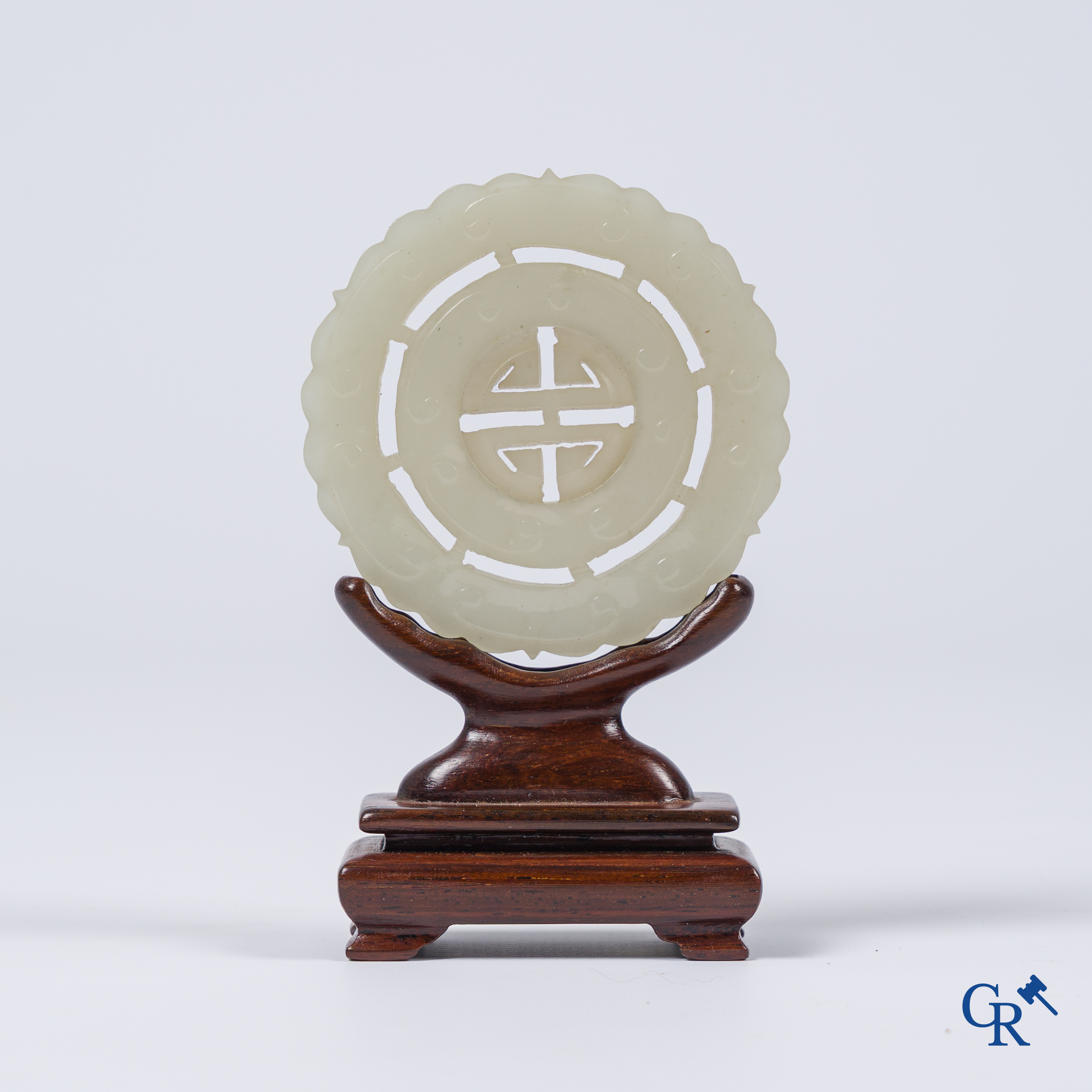 Aziatica, jade, een Chinese Bi-schijf of prayer wheel in jade.