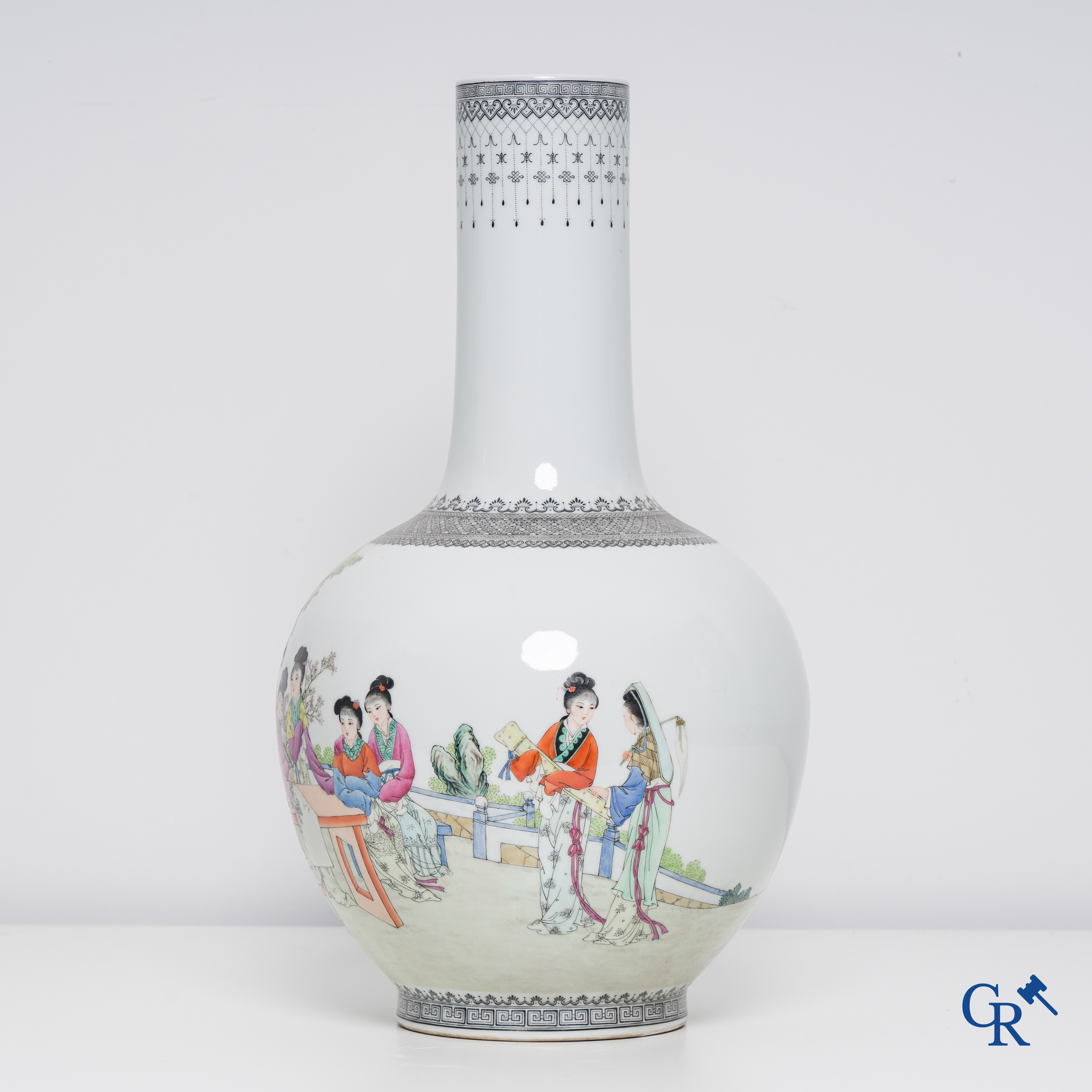 Art Asiatique: Un vase chinois avec des dames dans un jardin.