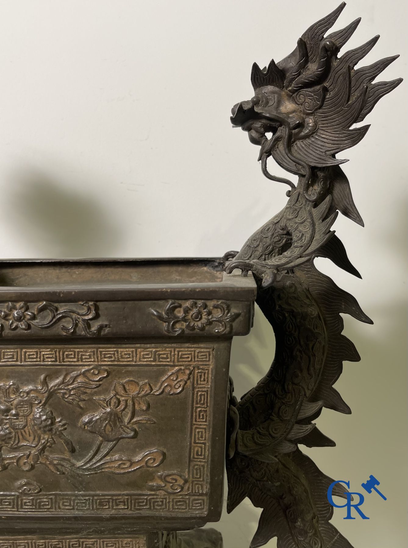 Aziatica: Een grote Chinese bronzen jardiniere.