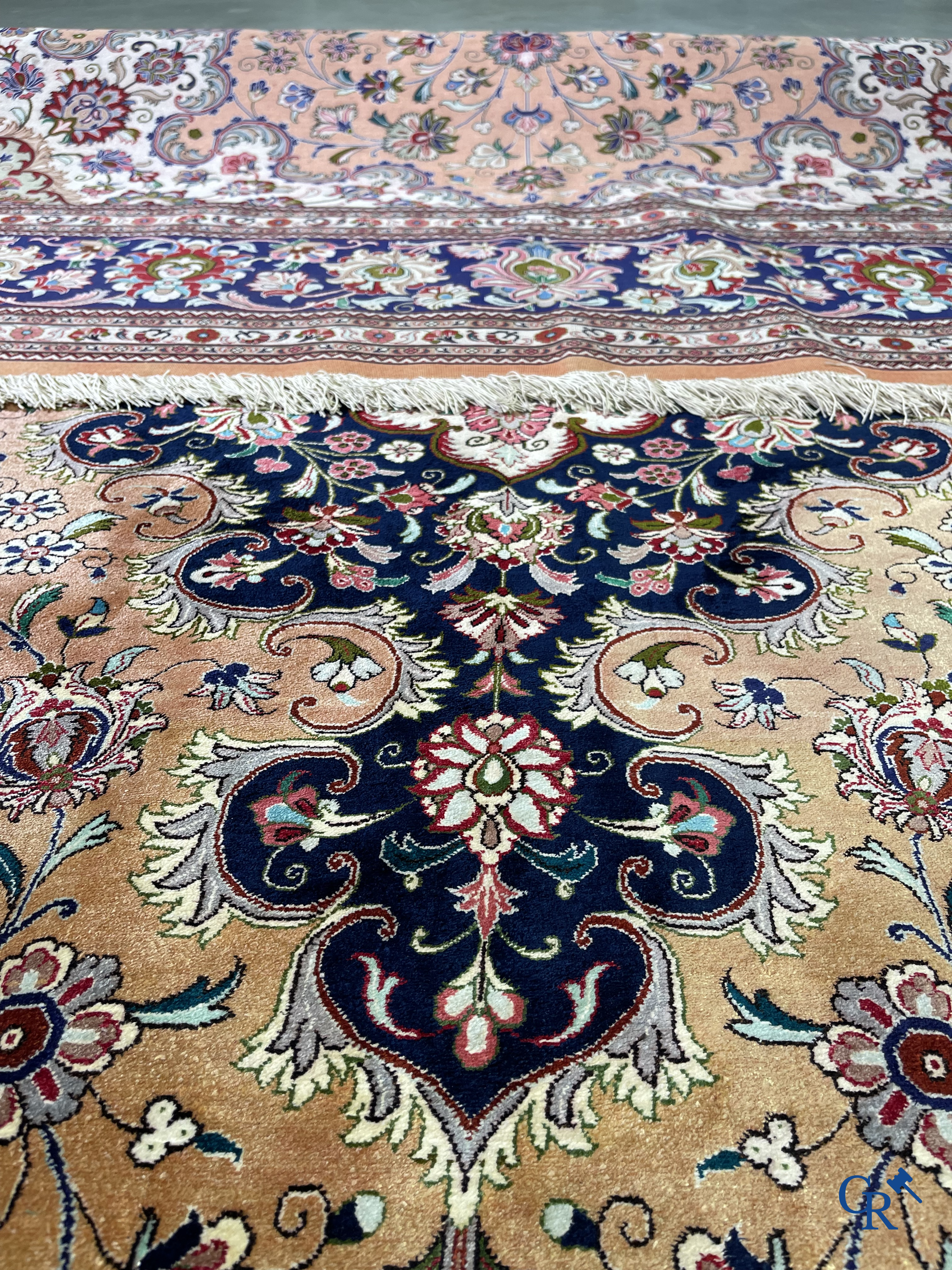 Tapis d'Orient: Ghoum, Iran. Exceptionnel tapis noué à la main en soie.