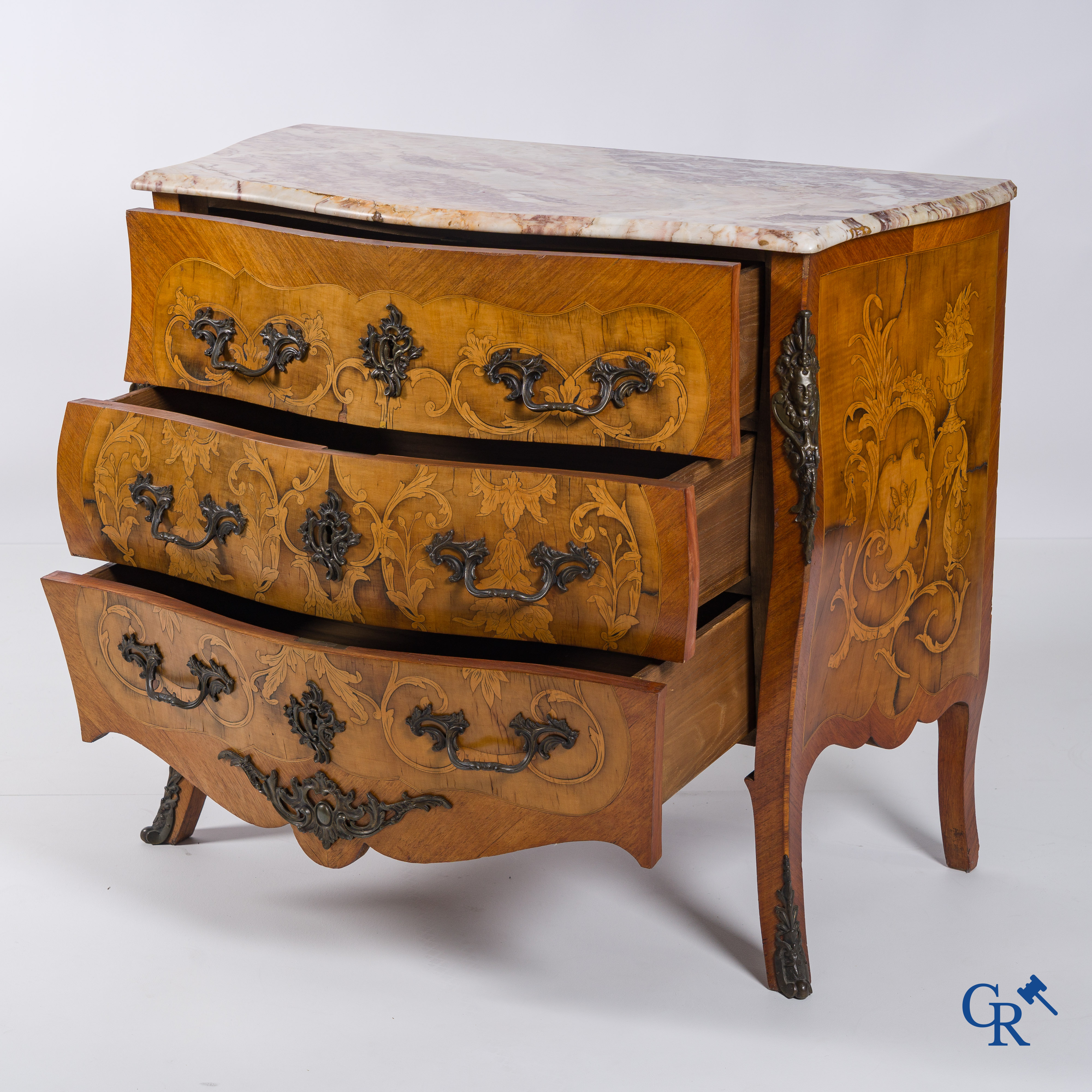 Une commode en marqueterie et bronze avec une tablette en marbre. Style LXV.