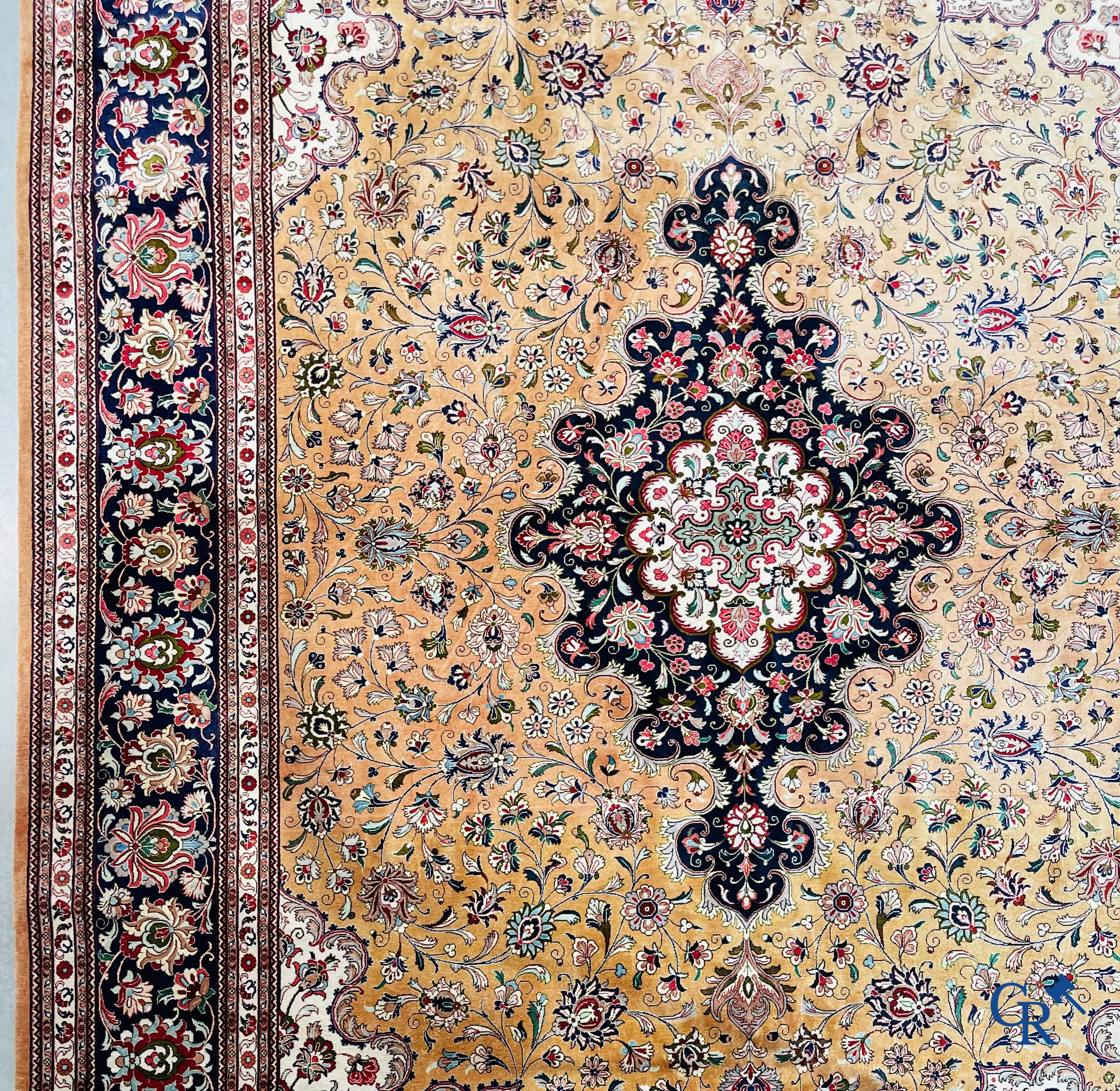 Tapis d'Orient: Ghoum, Iran. Exceptionnel tapis noué à la main en soie.