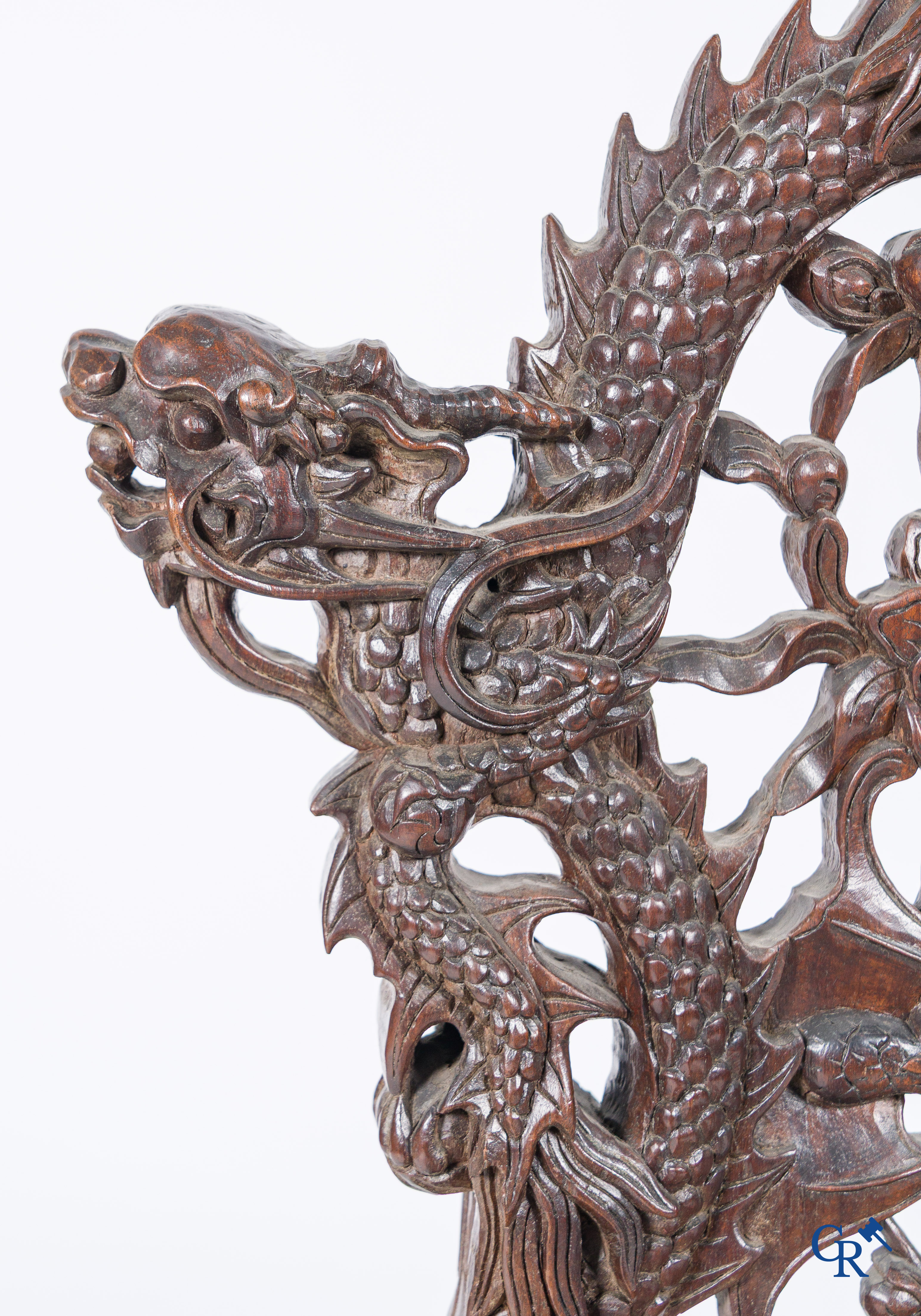 Aziatica, Een paar rijkelijk gesculpteerde stoelen met vleermuizen, draken en bloemen in Chinees hardhout. 19e eeuw.