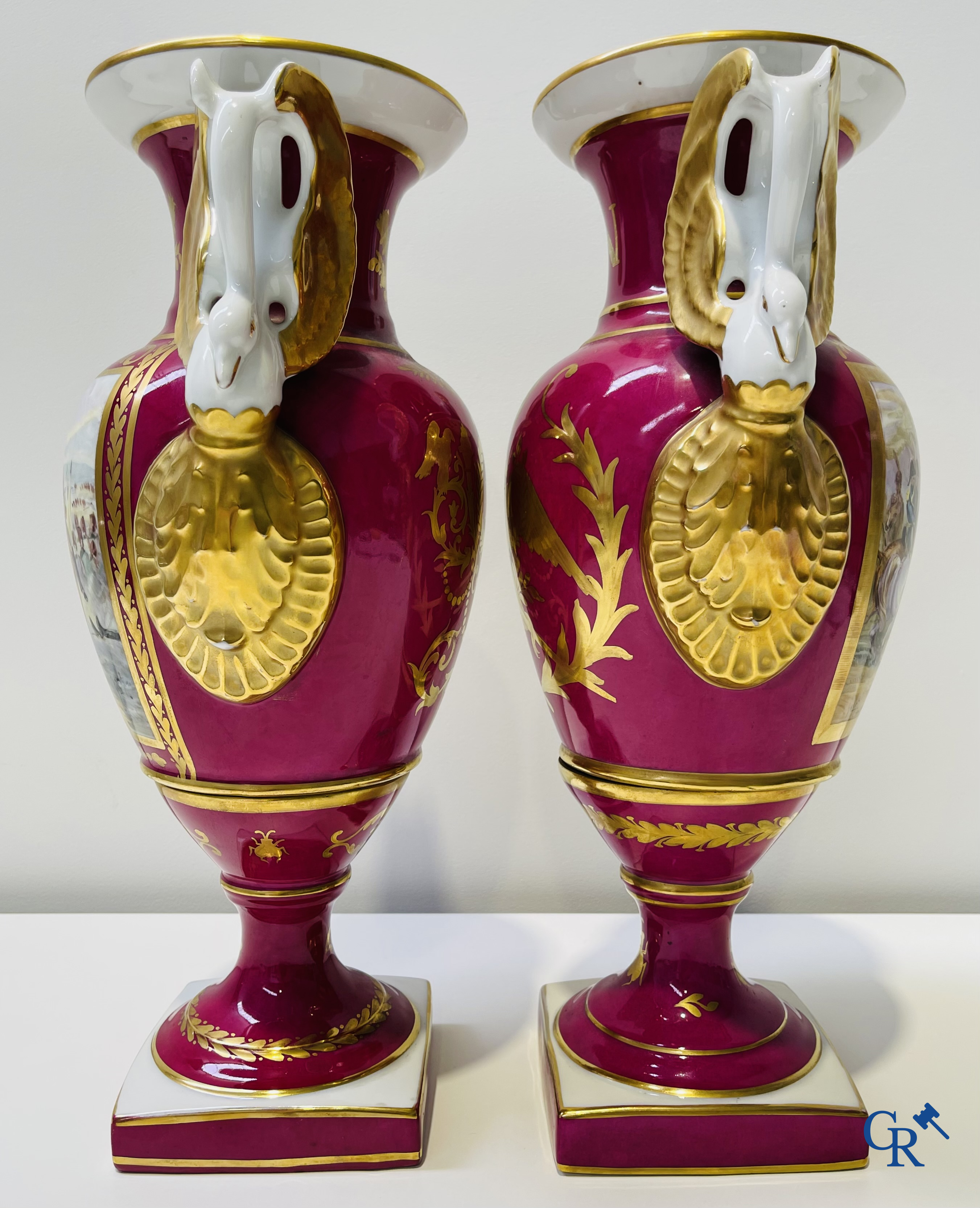 2 grands vases peints à la main en porcelaine de Paris avec des scènes de l'époque napoléonienne. Signé Gillet.