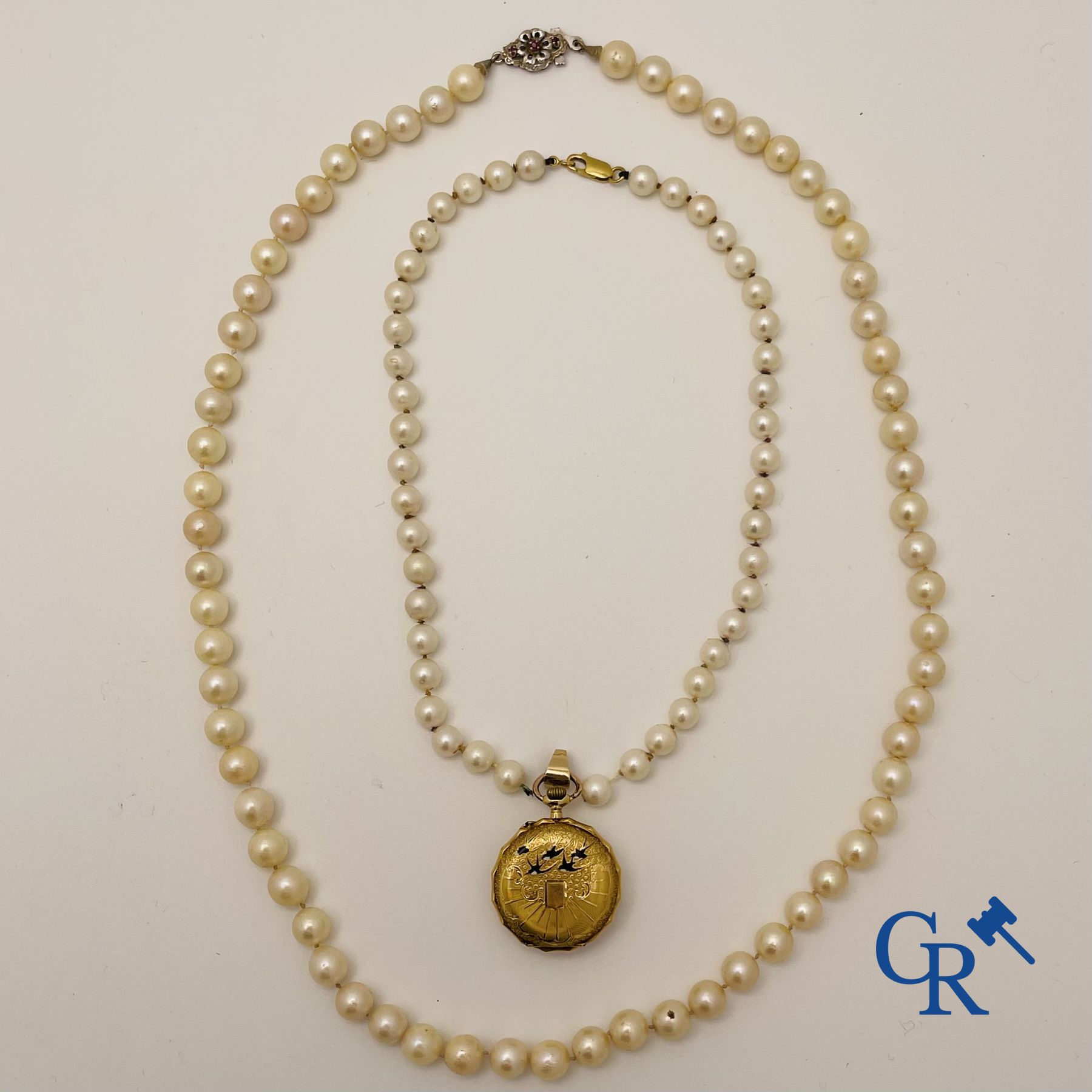 Jewel/Watches: Pearl necklace with clasp in white gold 18K and a women's pocket watch in gold 18K.