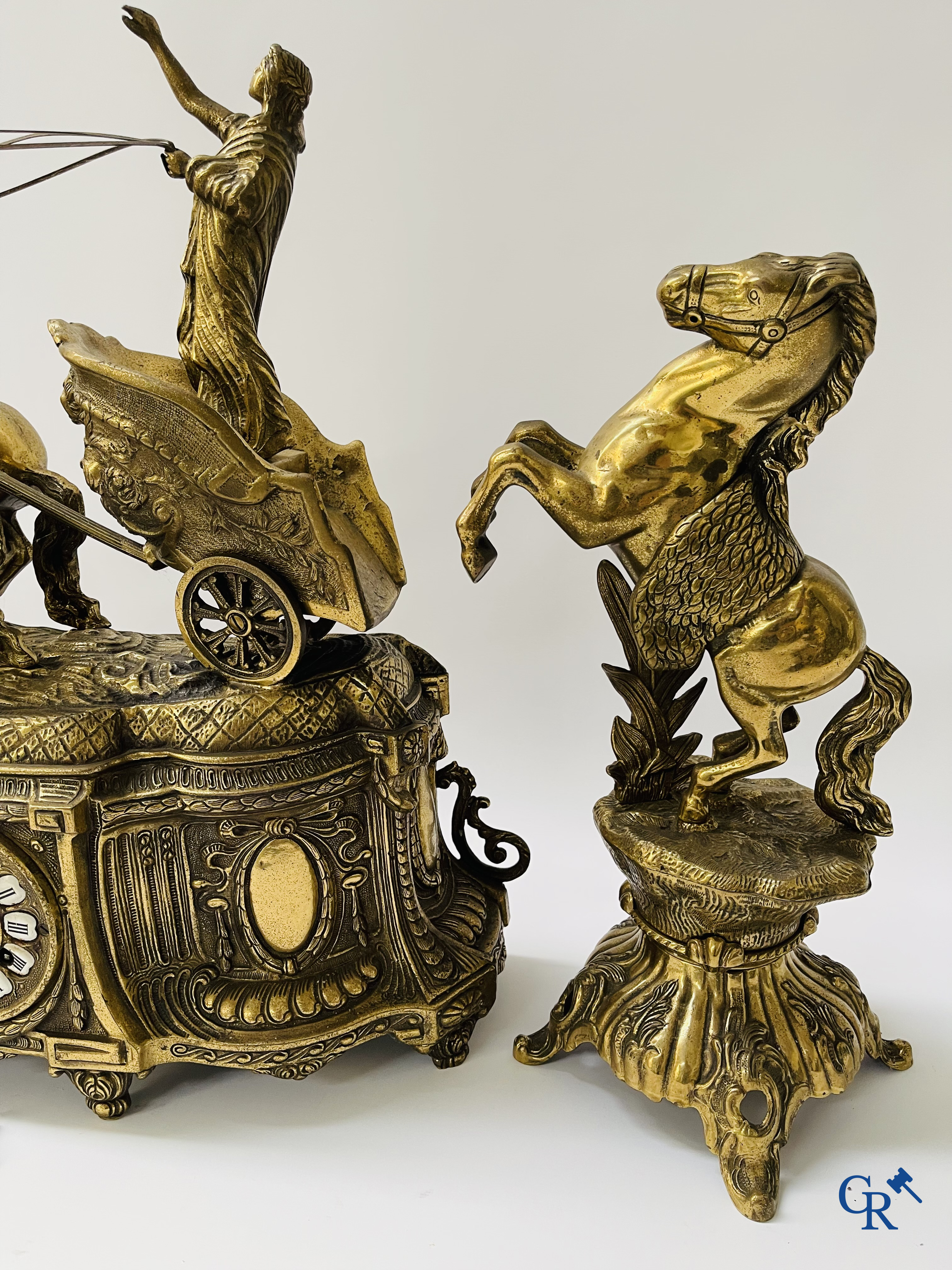 Grande garniture de cheminée en bronze. "Chariot". 20ème siècle.